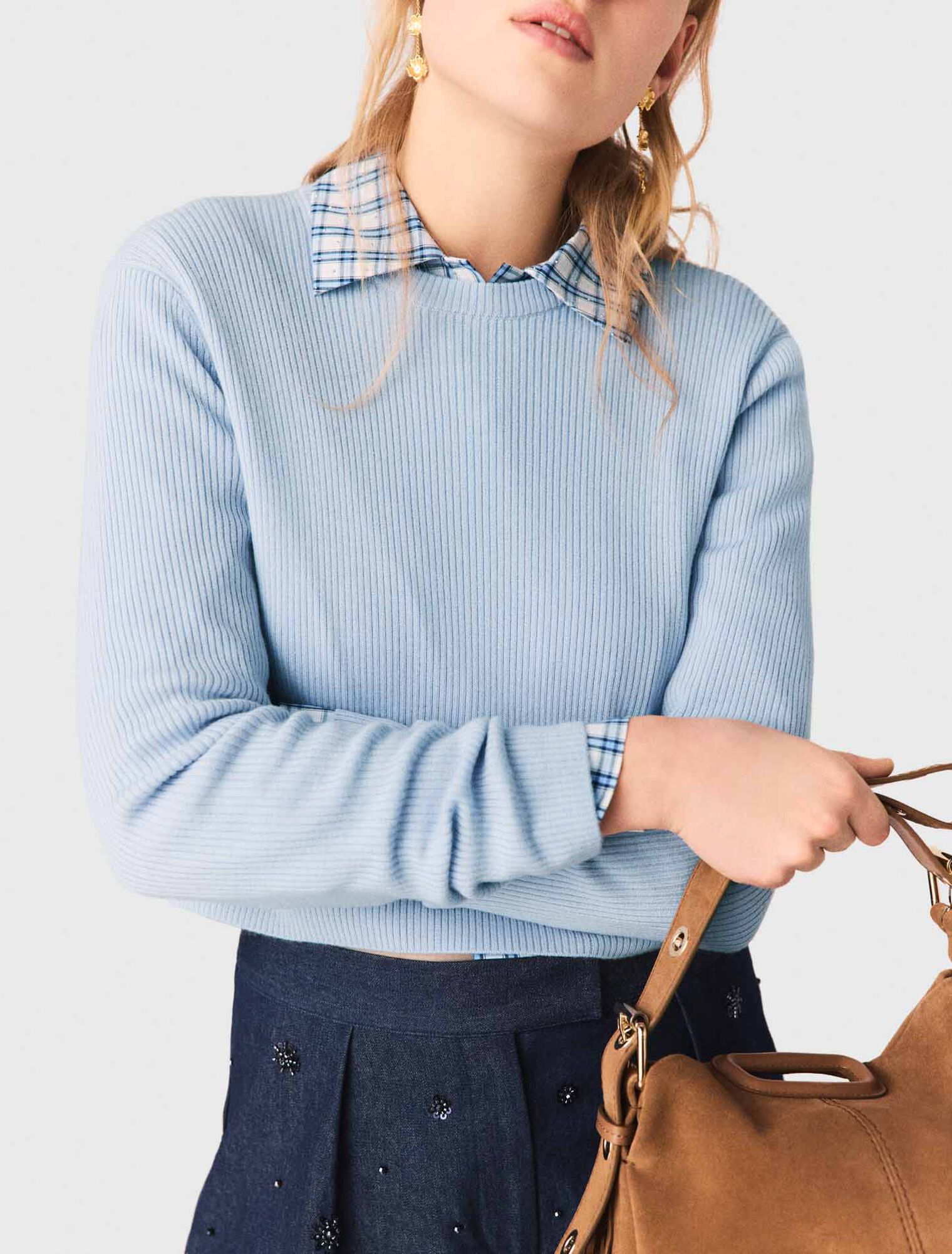 Pull avec boutons bijoux sur le dos