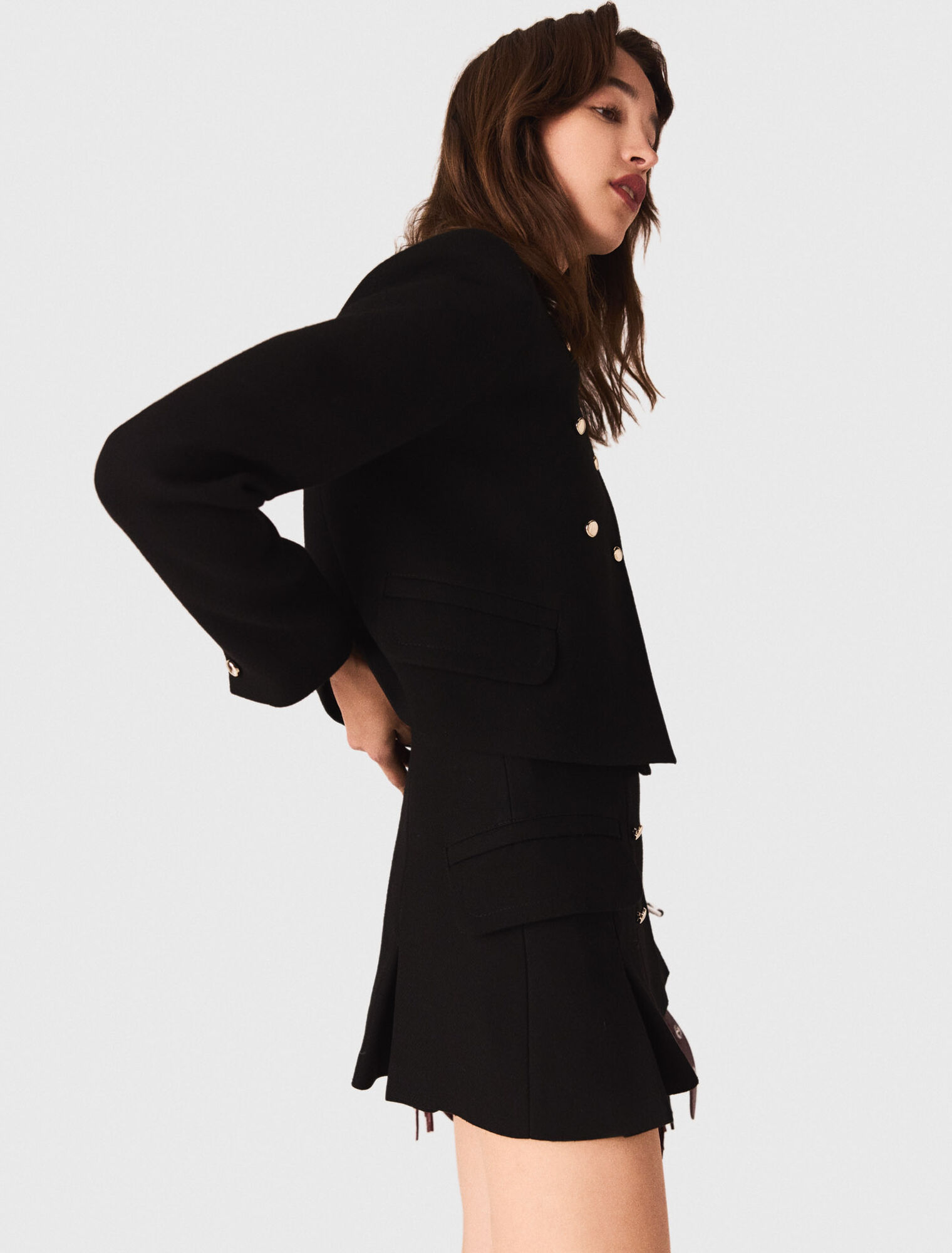 Veste courte avec boutons dorés