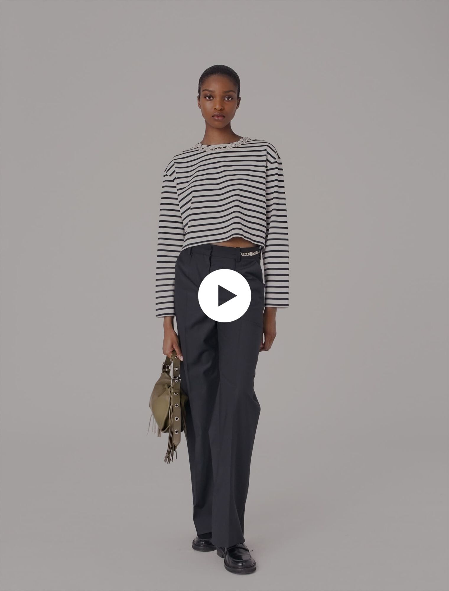 Pantalon tailleur et détails chaine