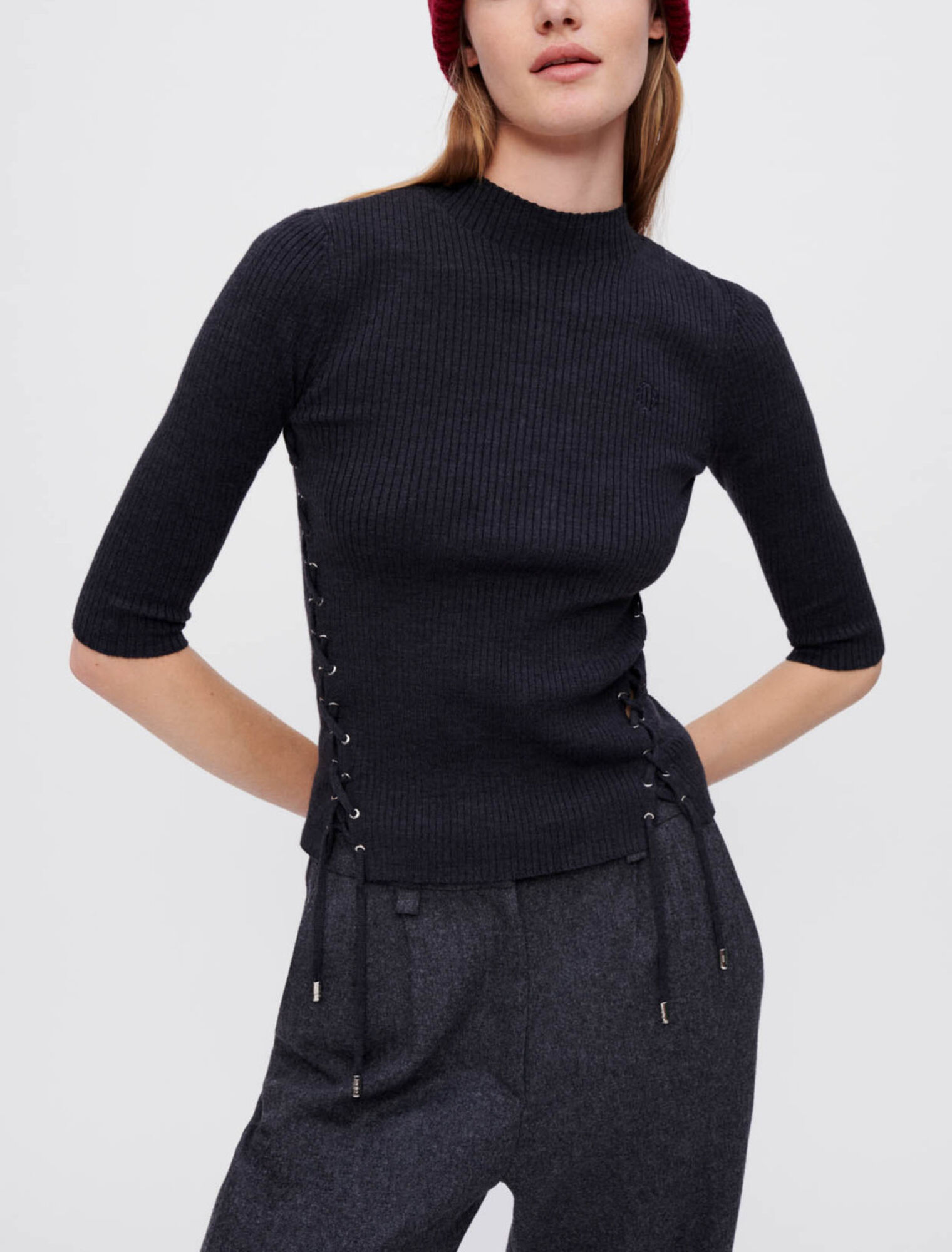 Close-fitting sweater with eyelets
