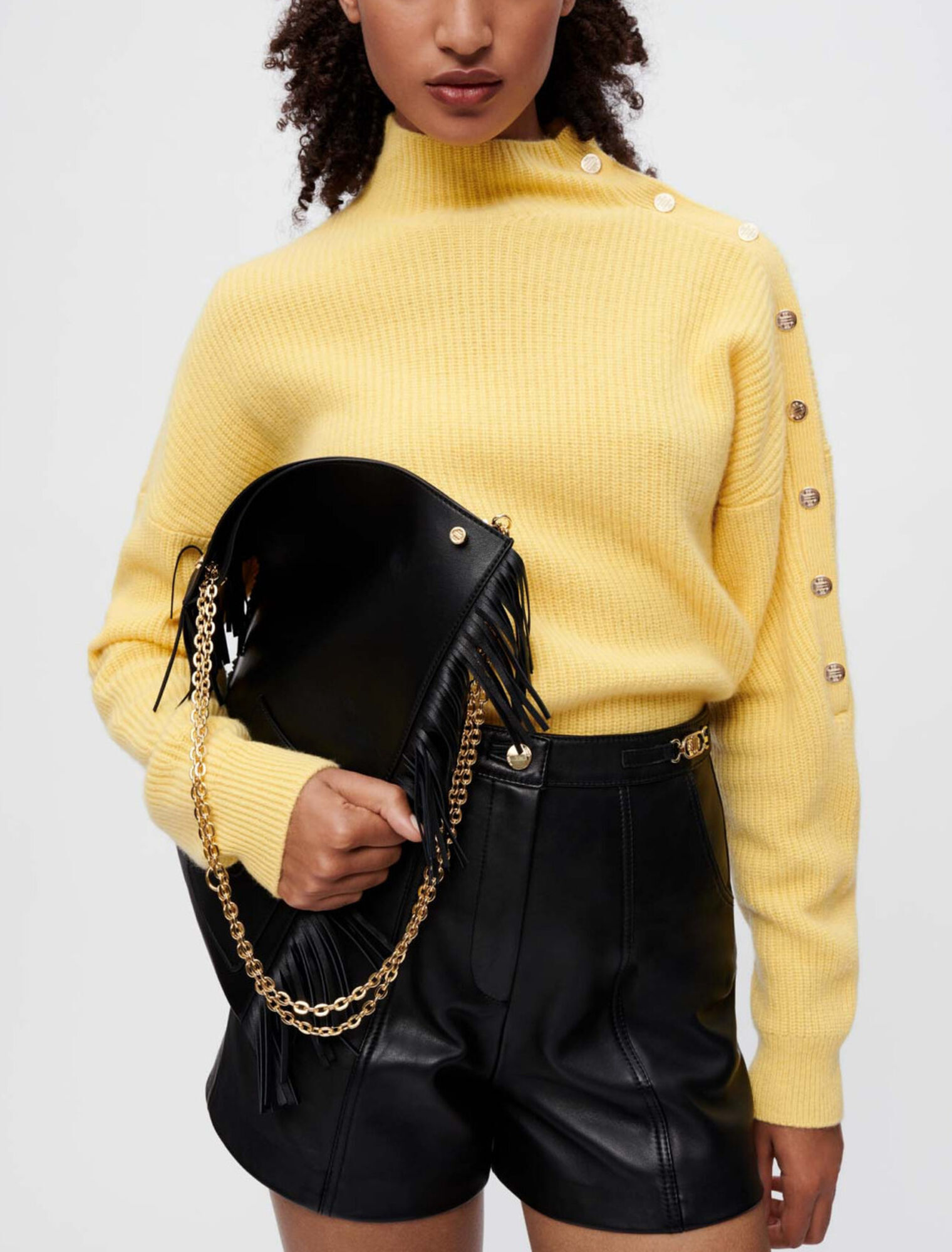 Short en cuir &agrave; m&eacute;talleries dor&eacute;es