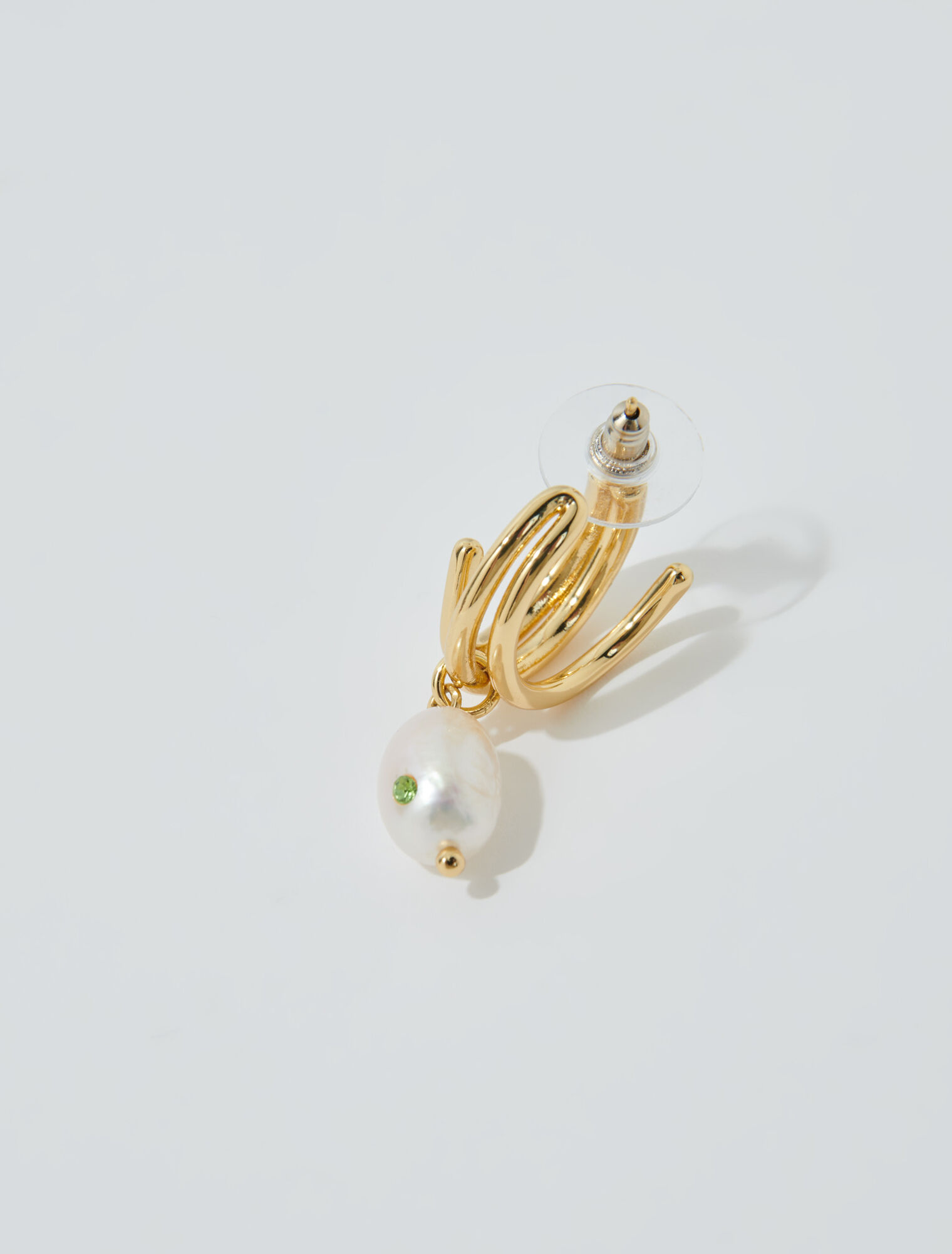 Boucle d'oreille ornée de perle