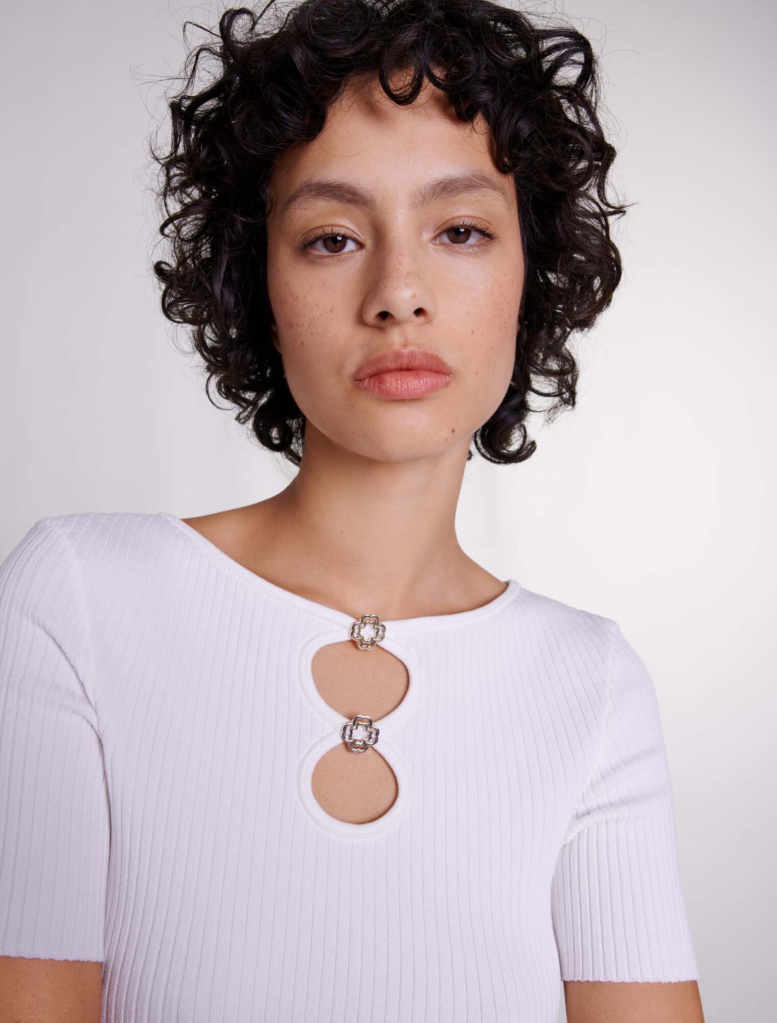 Top en maille ajourée et bijoux