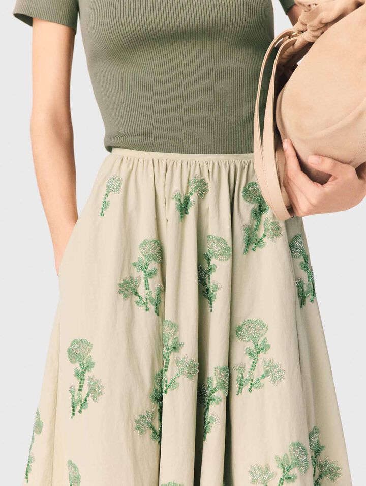 Jupe en mati&egrave;re technique brod&eacute;