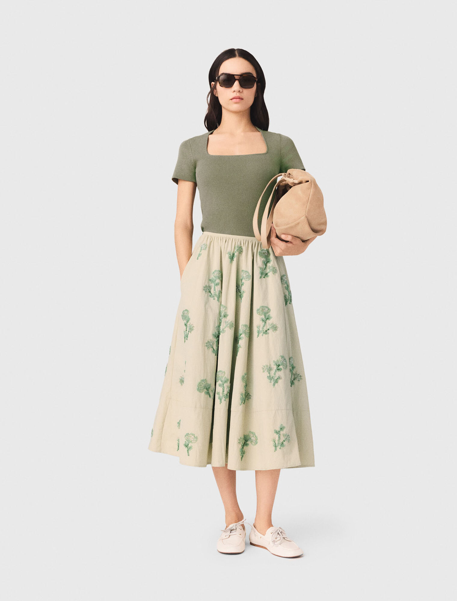 Jupe en mati&egrave;re technique brod&eacute;