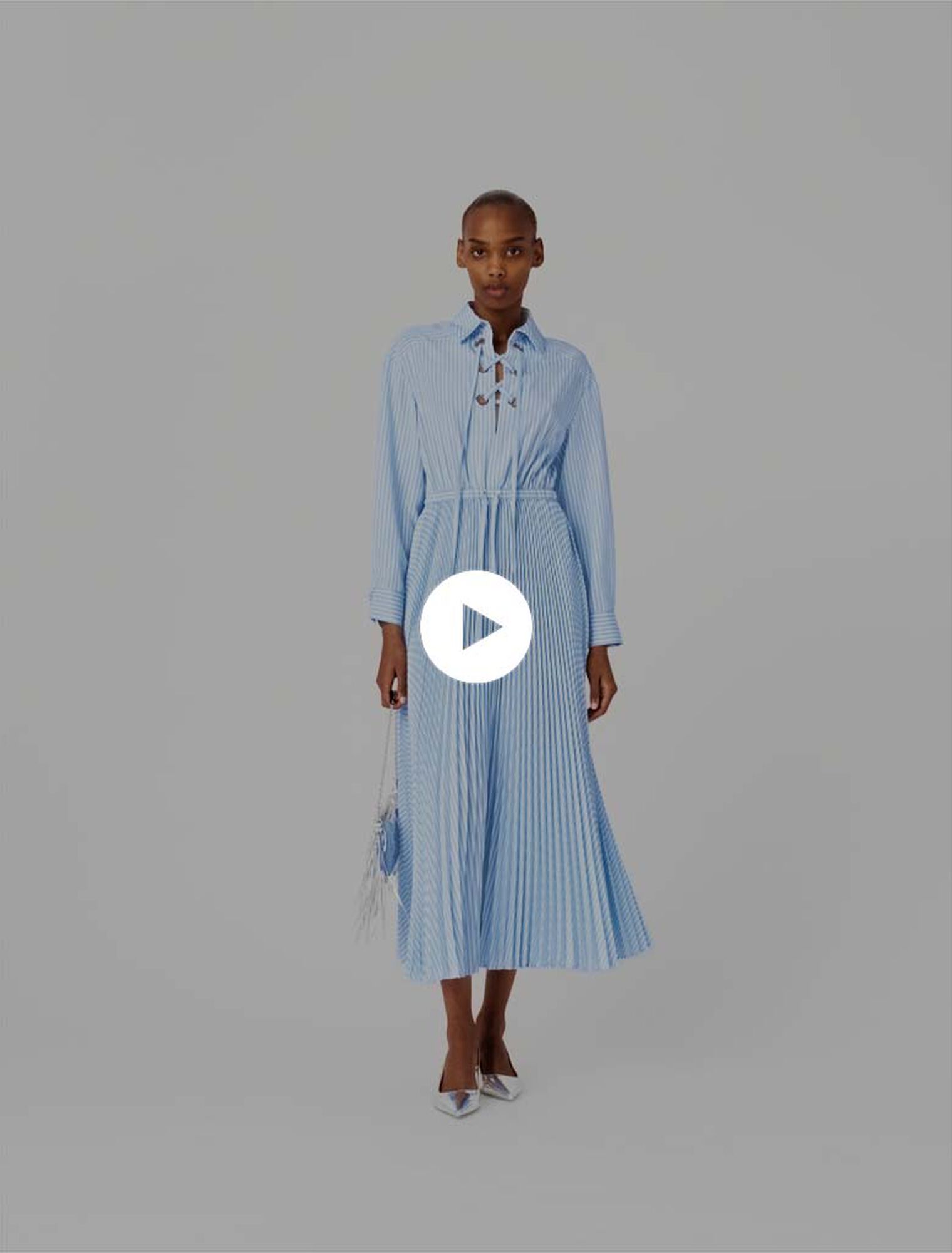 Robe longue pliss&eacute;e &agrave; &oelig;illets