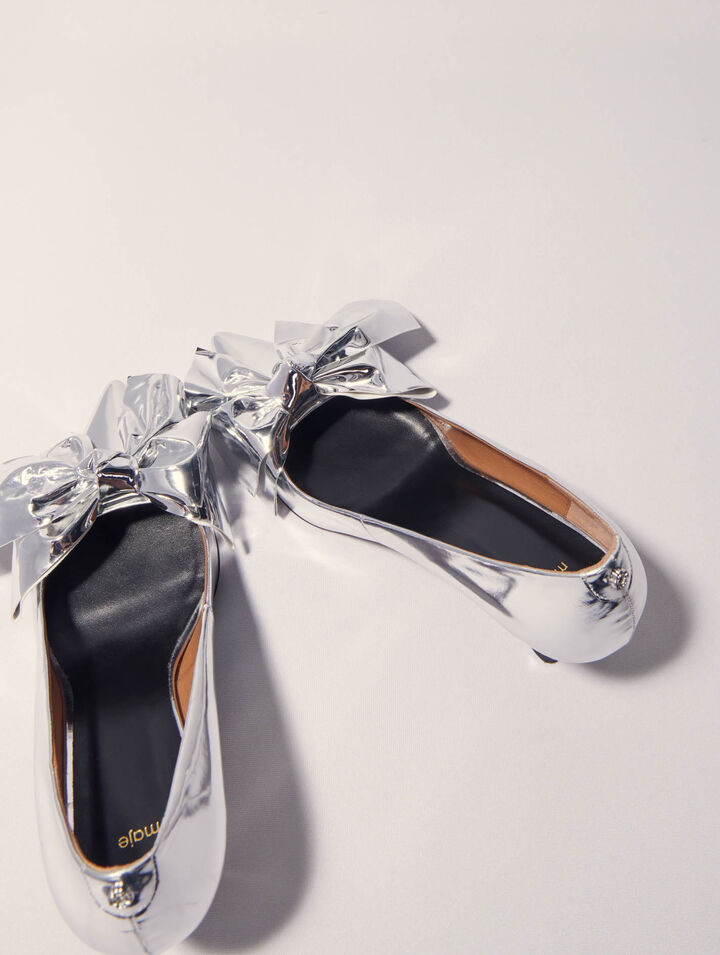 Leather pumps with bow detail