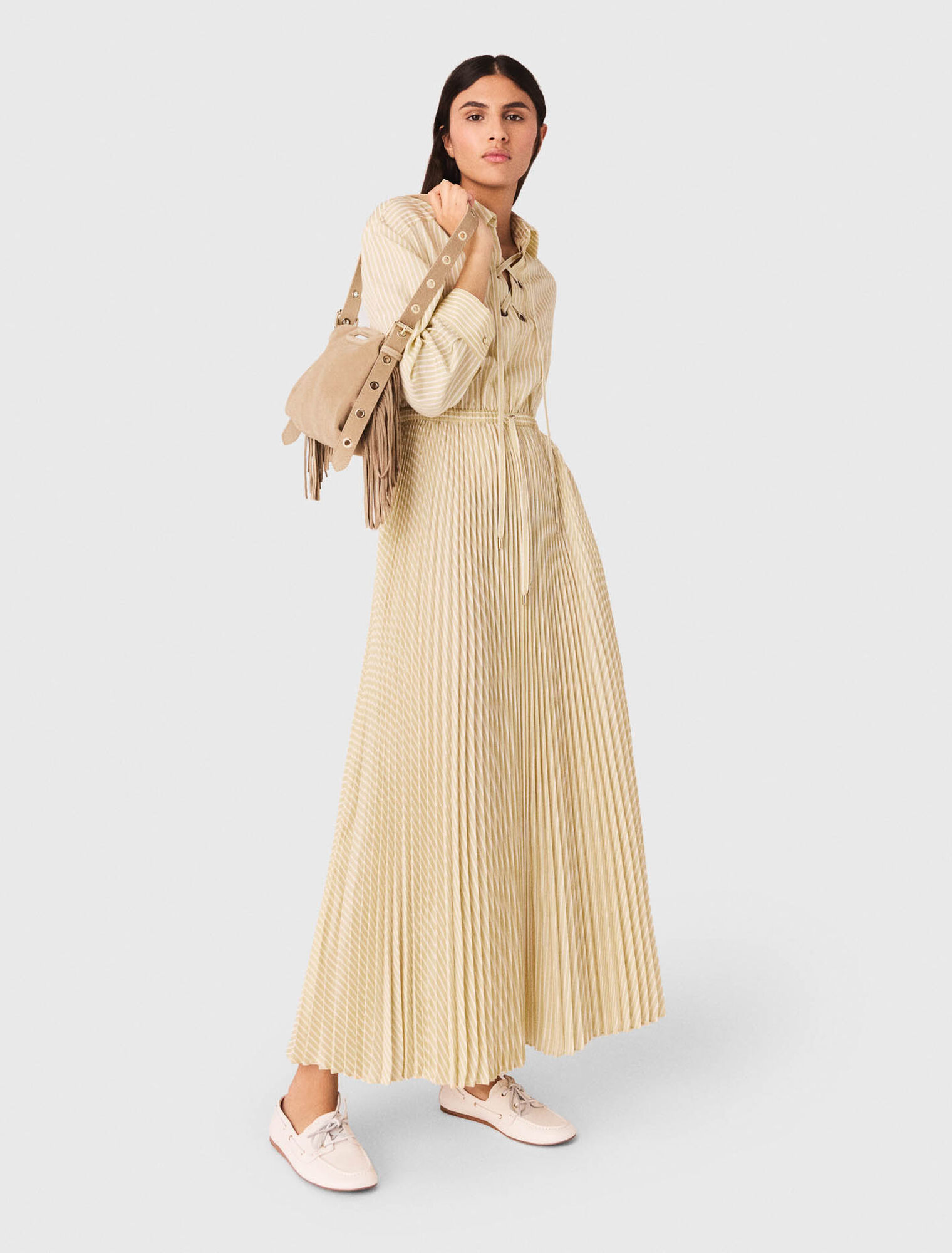 Robe longue pliss&eacute;e avec &oelig;illets