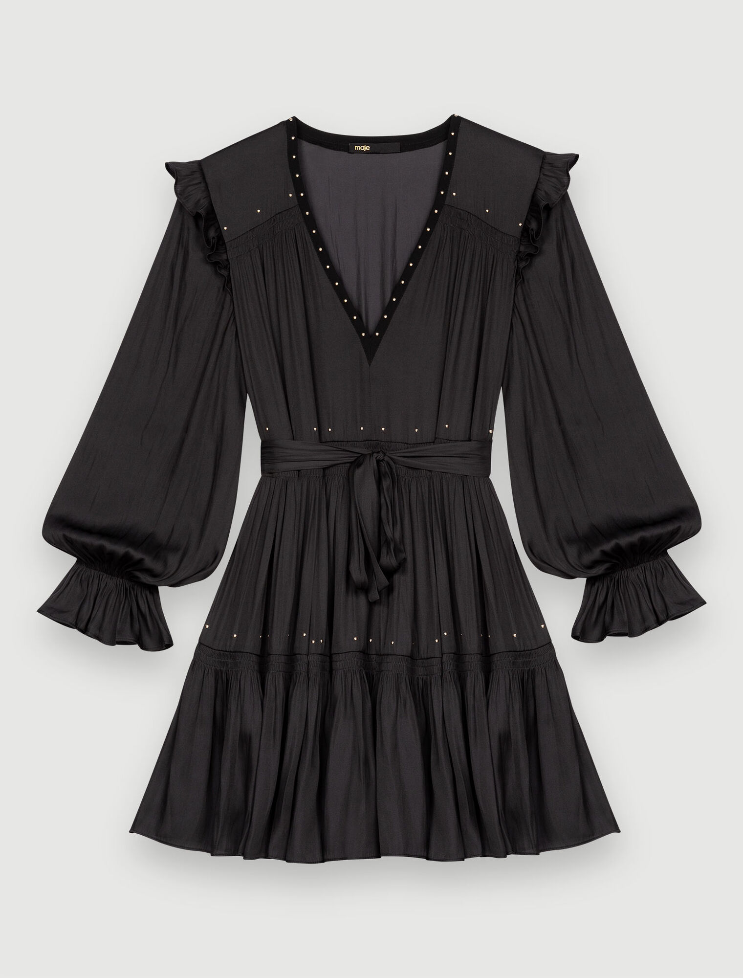 Robe noire en satin fluide à studs dorés