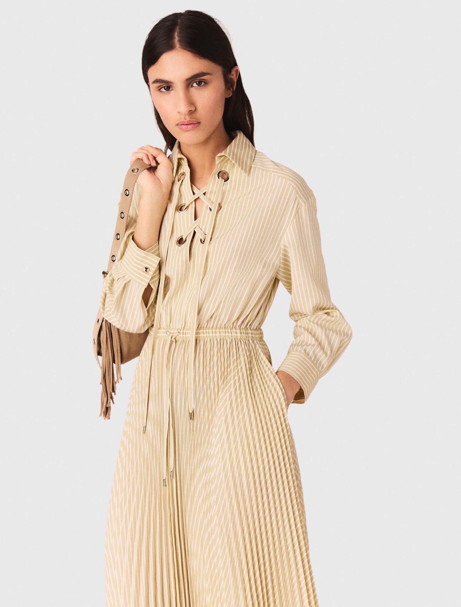 Robe longue pliss&eacute;e avec &oelig;illets