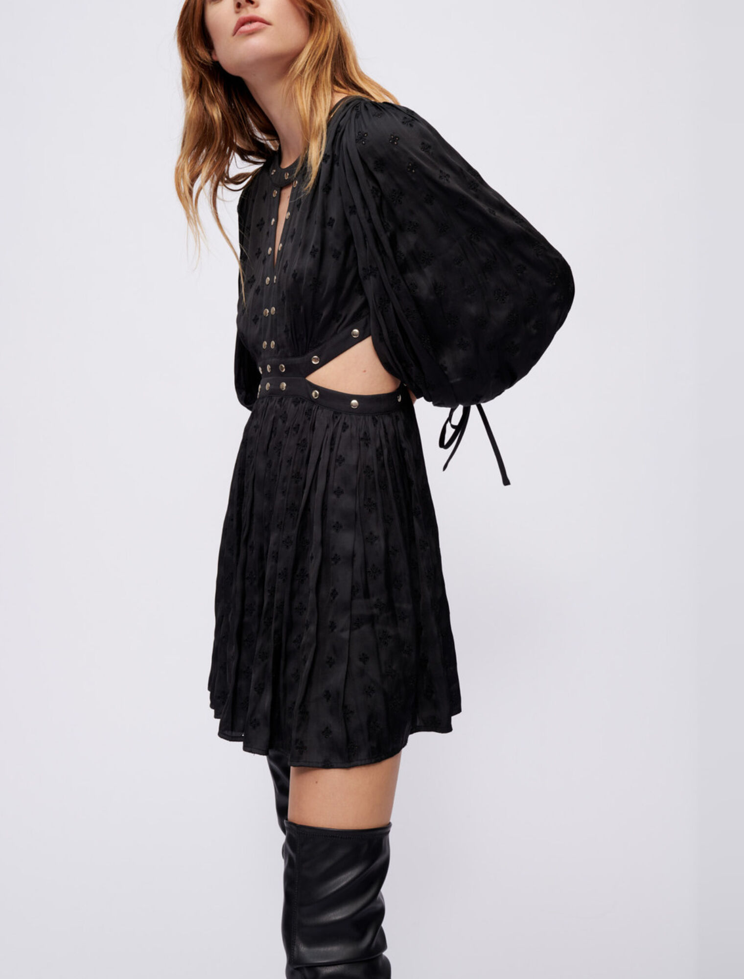 Robe en satin brodé à studs