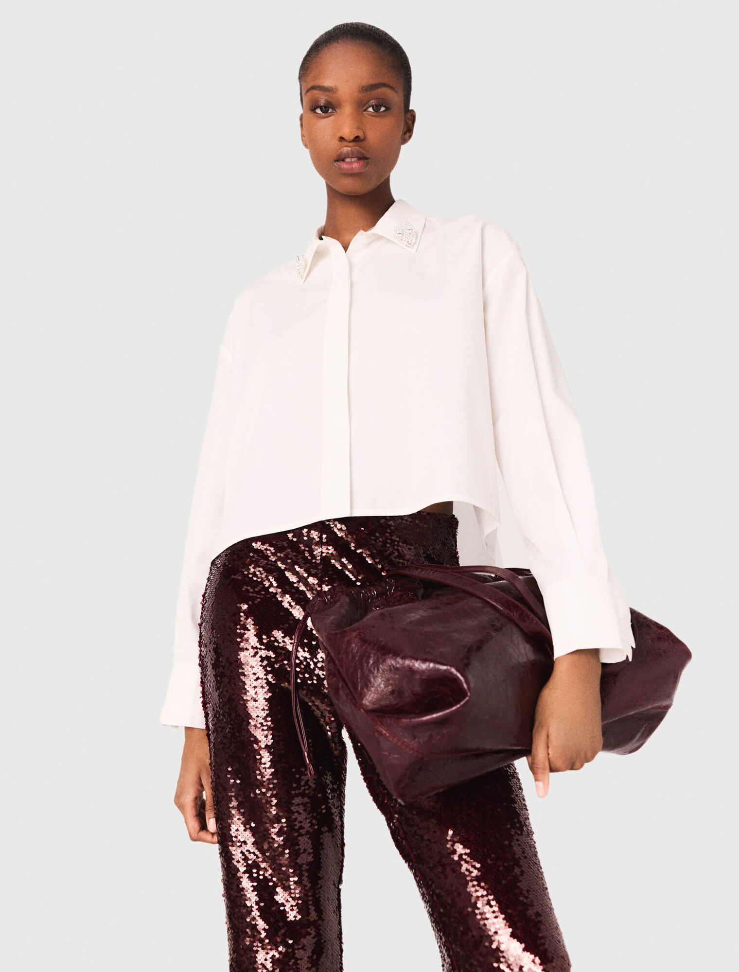 Chemise courte et détails bijoux