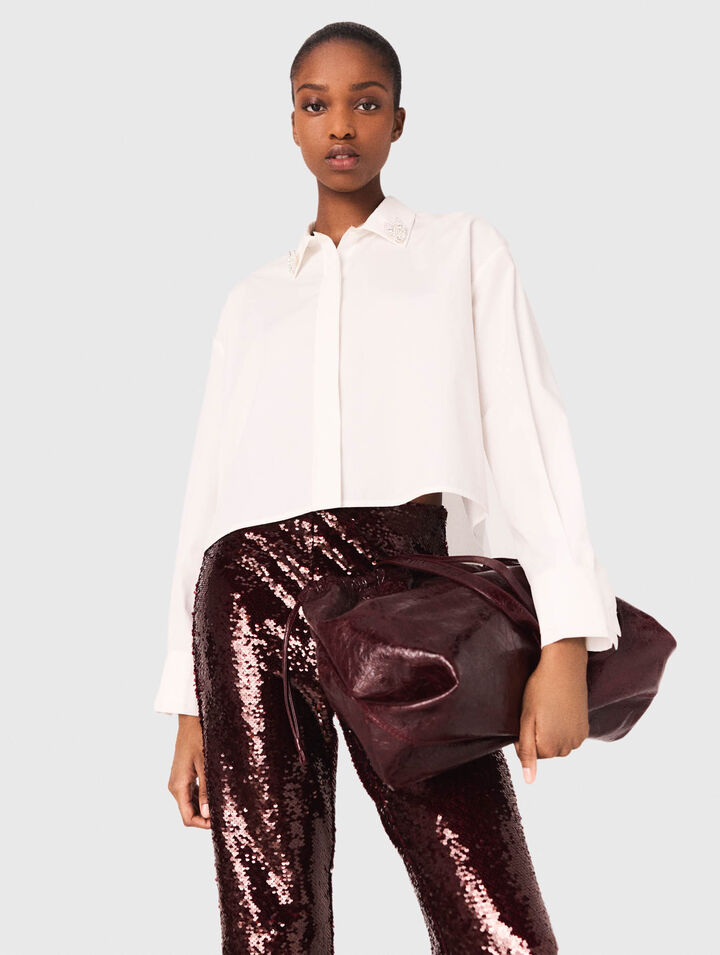 Chemise courte et détails bijoux