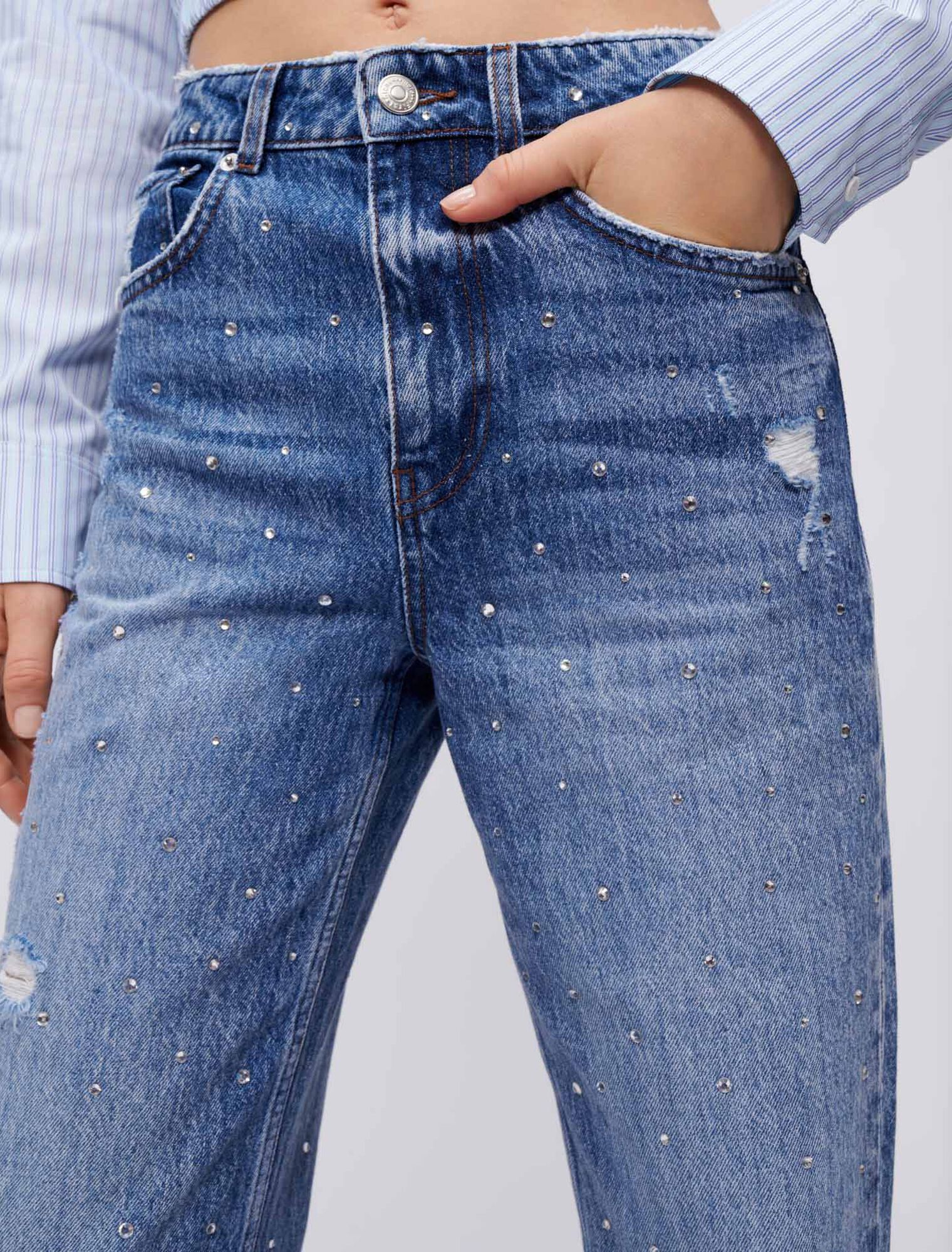 High-waisted jeans with rhinestones