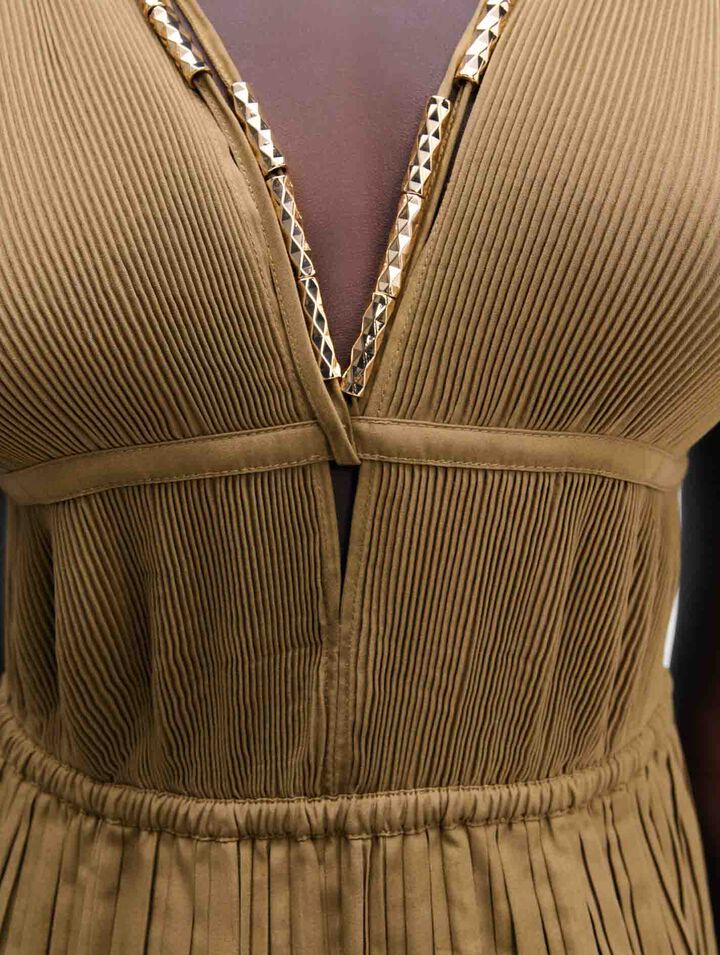 Robe plissée et décolleté bijoux