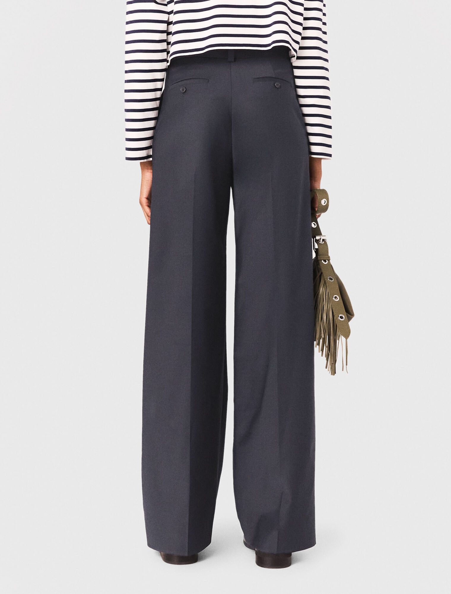 Pantalon tailleur et détails chaine