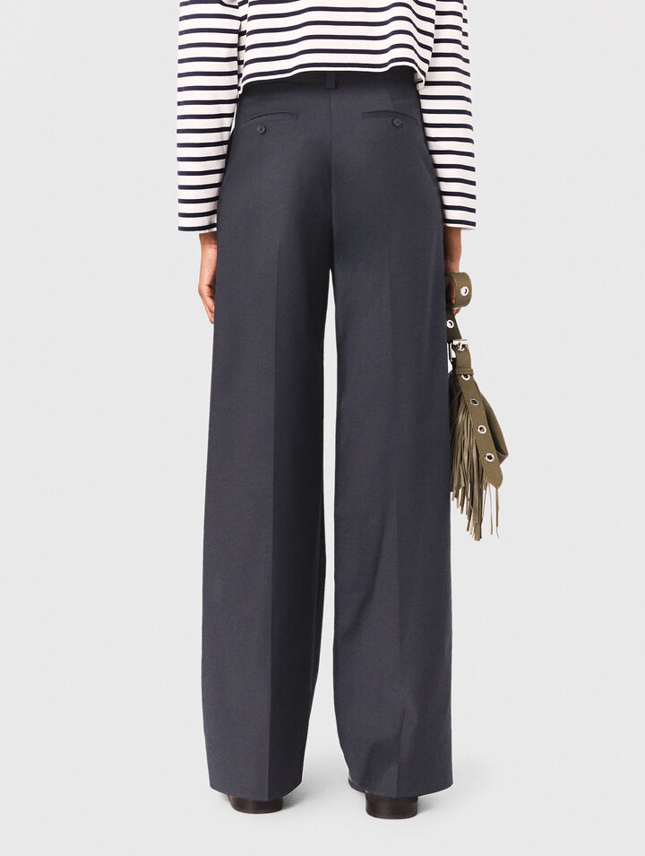 Pantalon tailleur et détails chaine