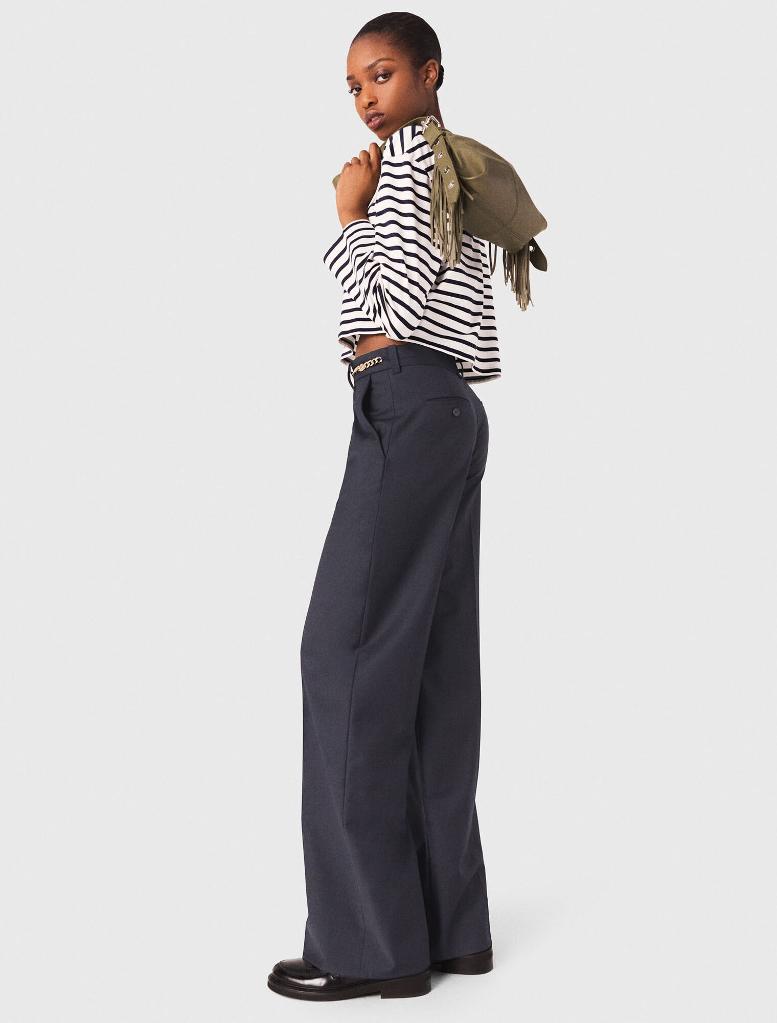 Pantalon tailleur et détails chaine