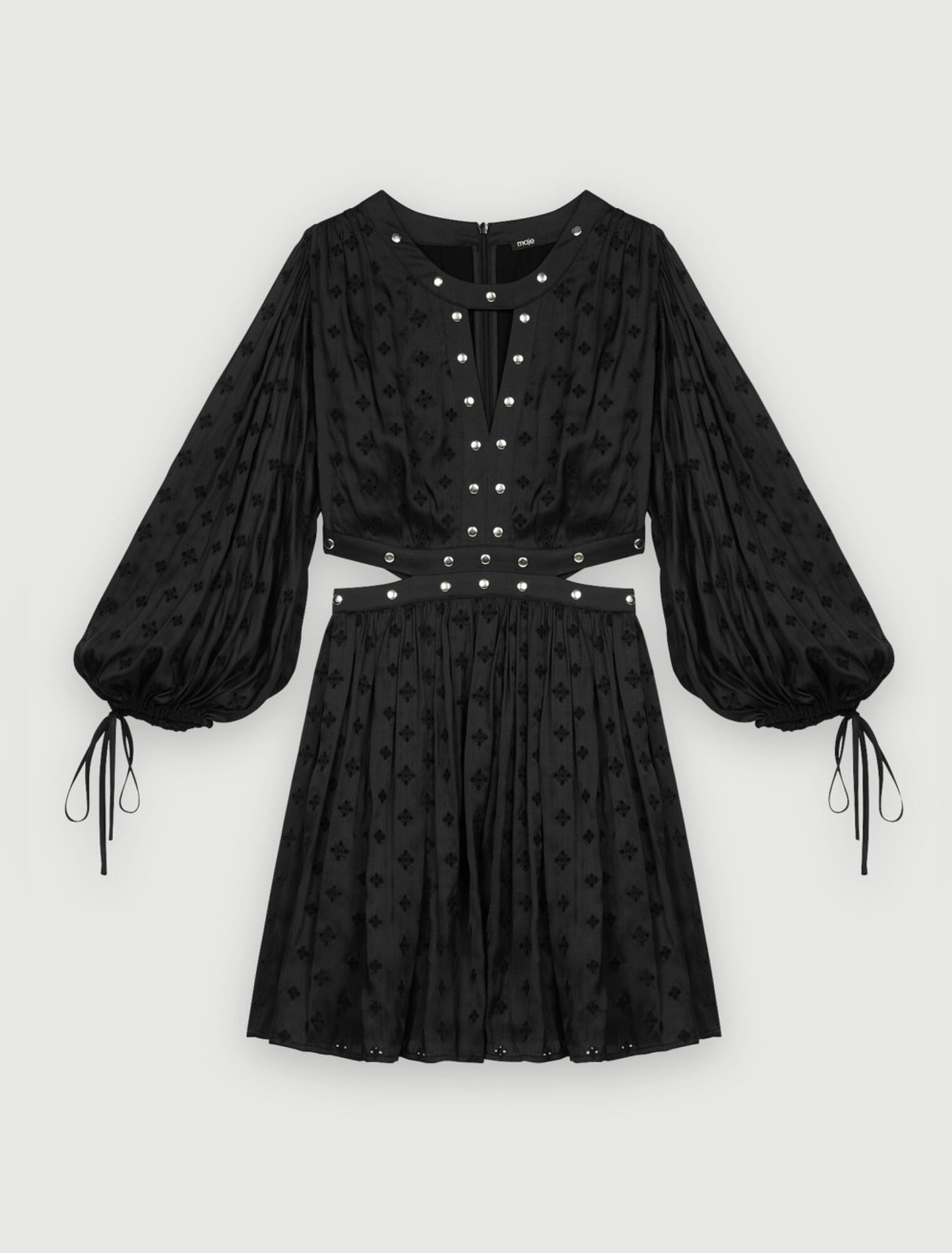 Robe en satin brodé à studs