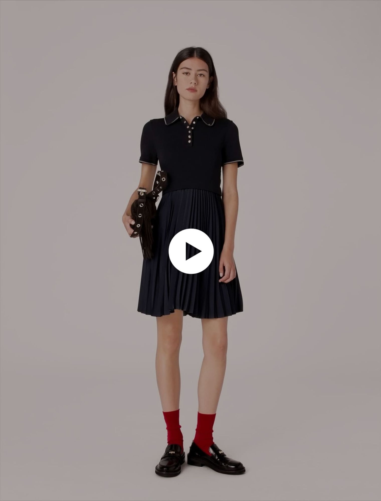 Robe courte plissée et col polo