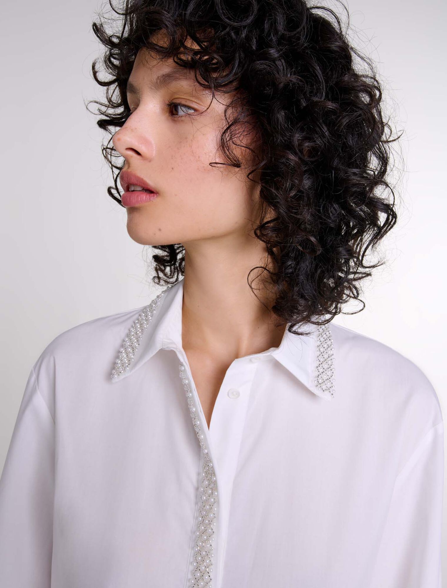 Robe chemise ornée de perles