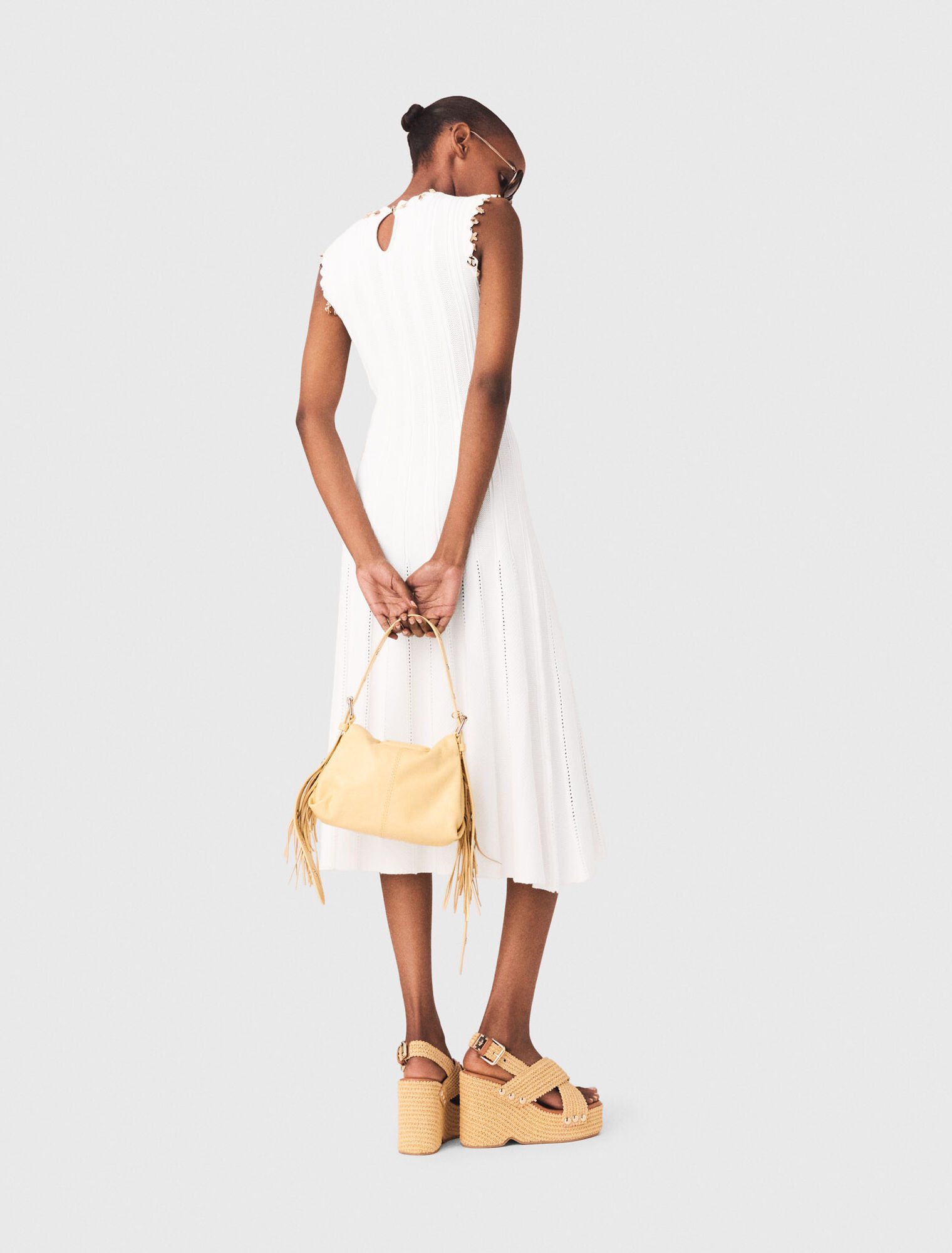 Robe en maille avec bijoux dor&eacute;s