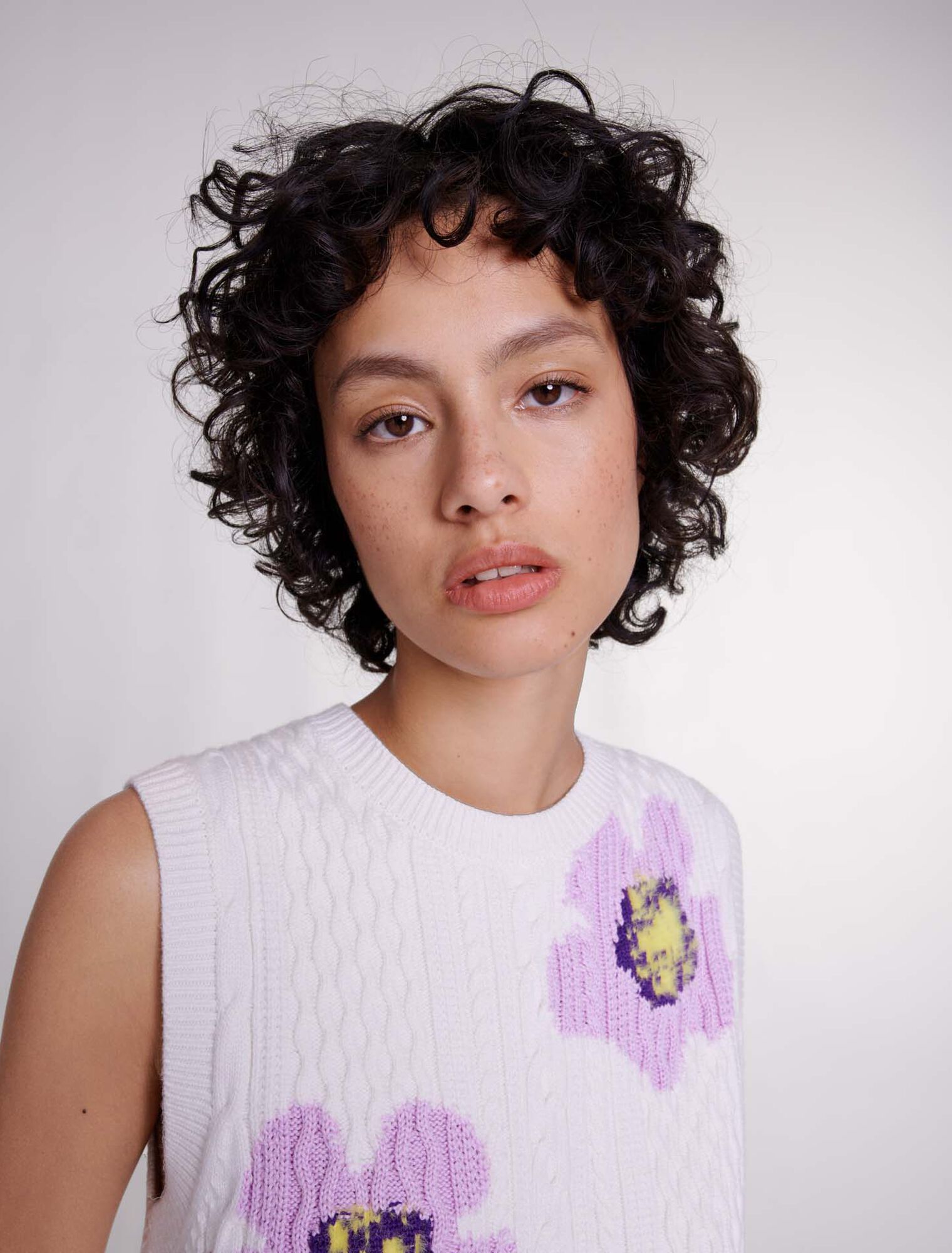 Pull sans manches orné de fleurs