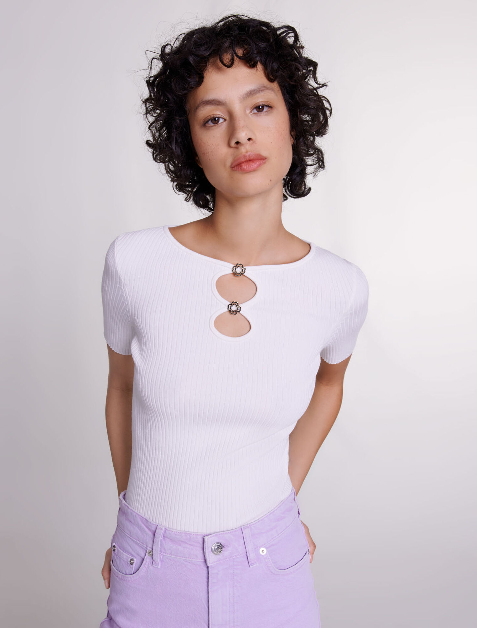 Top en maille ajourée et bijoux