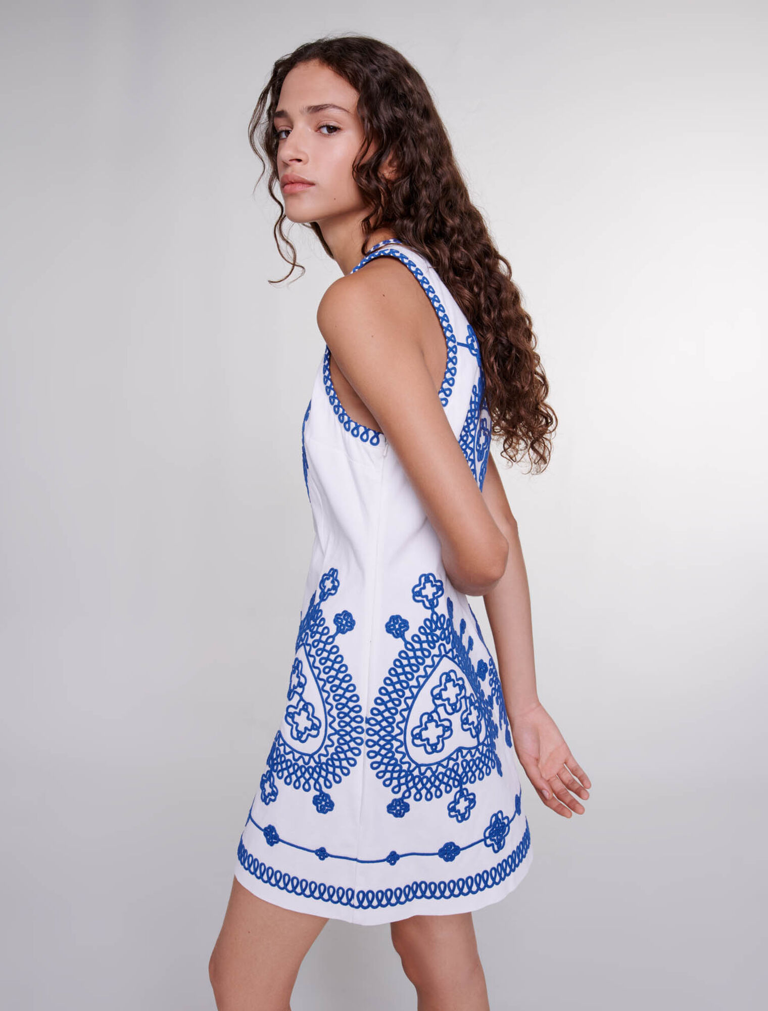 Robe ajustée et brodée