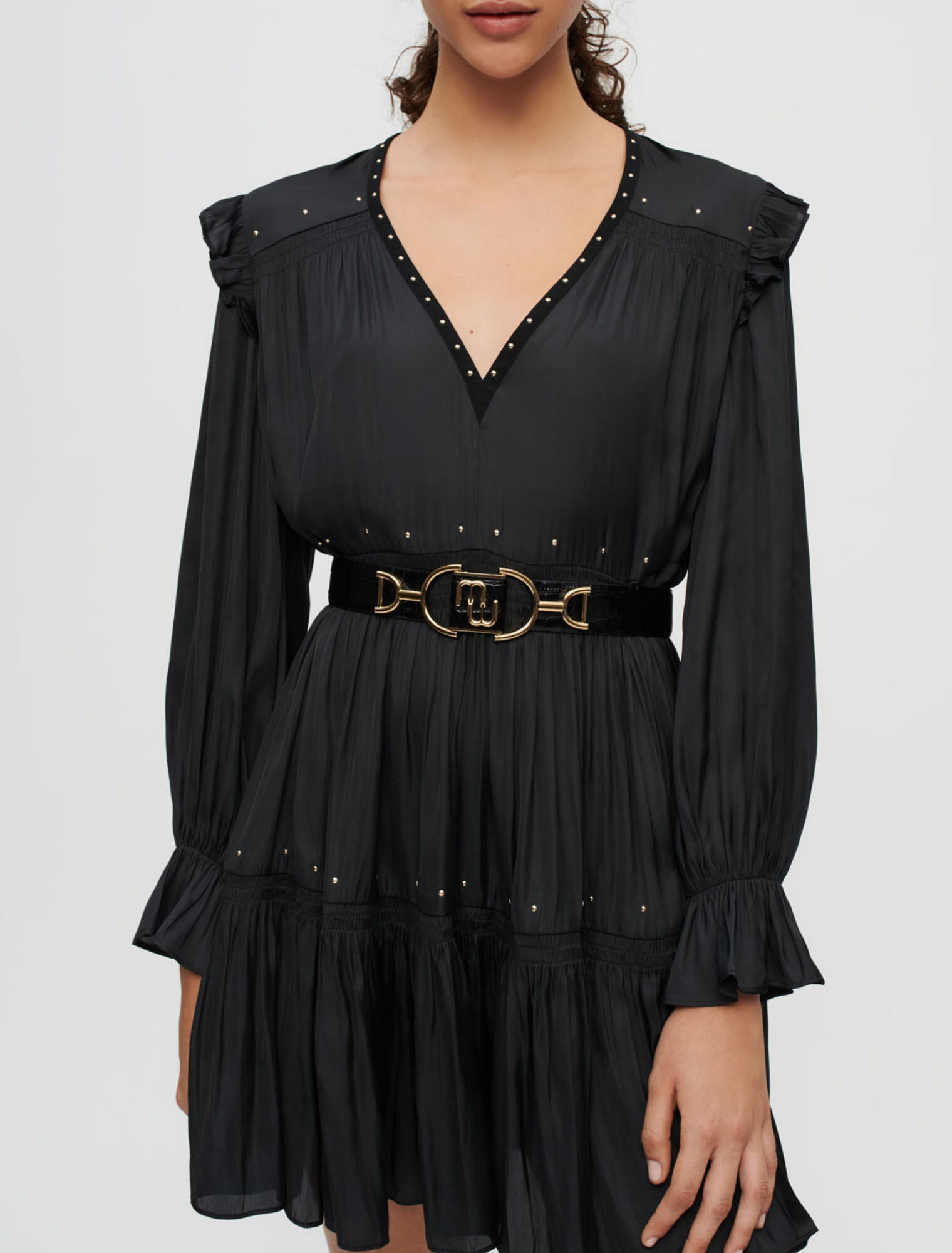 Robe noire en satin fluide à studs dorés