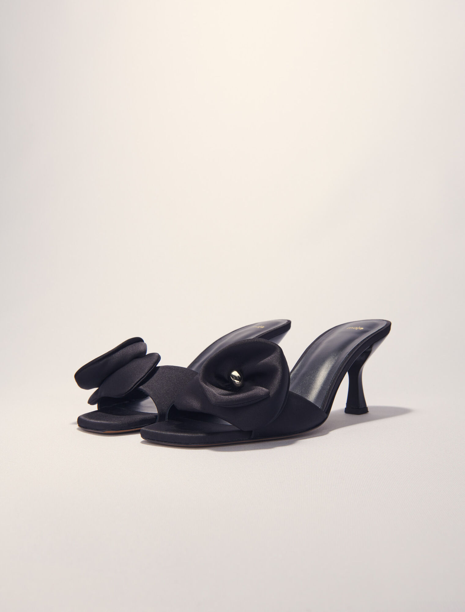 Mule en textile avec fleur satinée