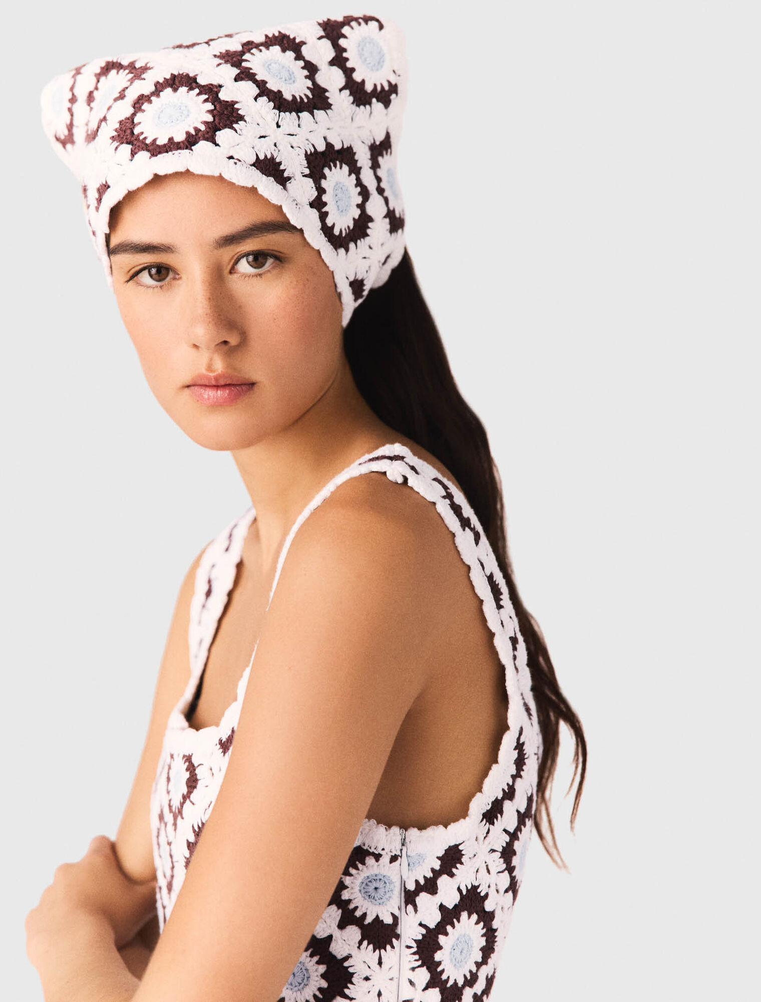 Triangular knit scarf