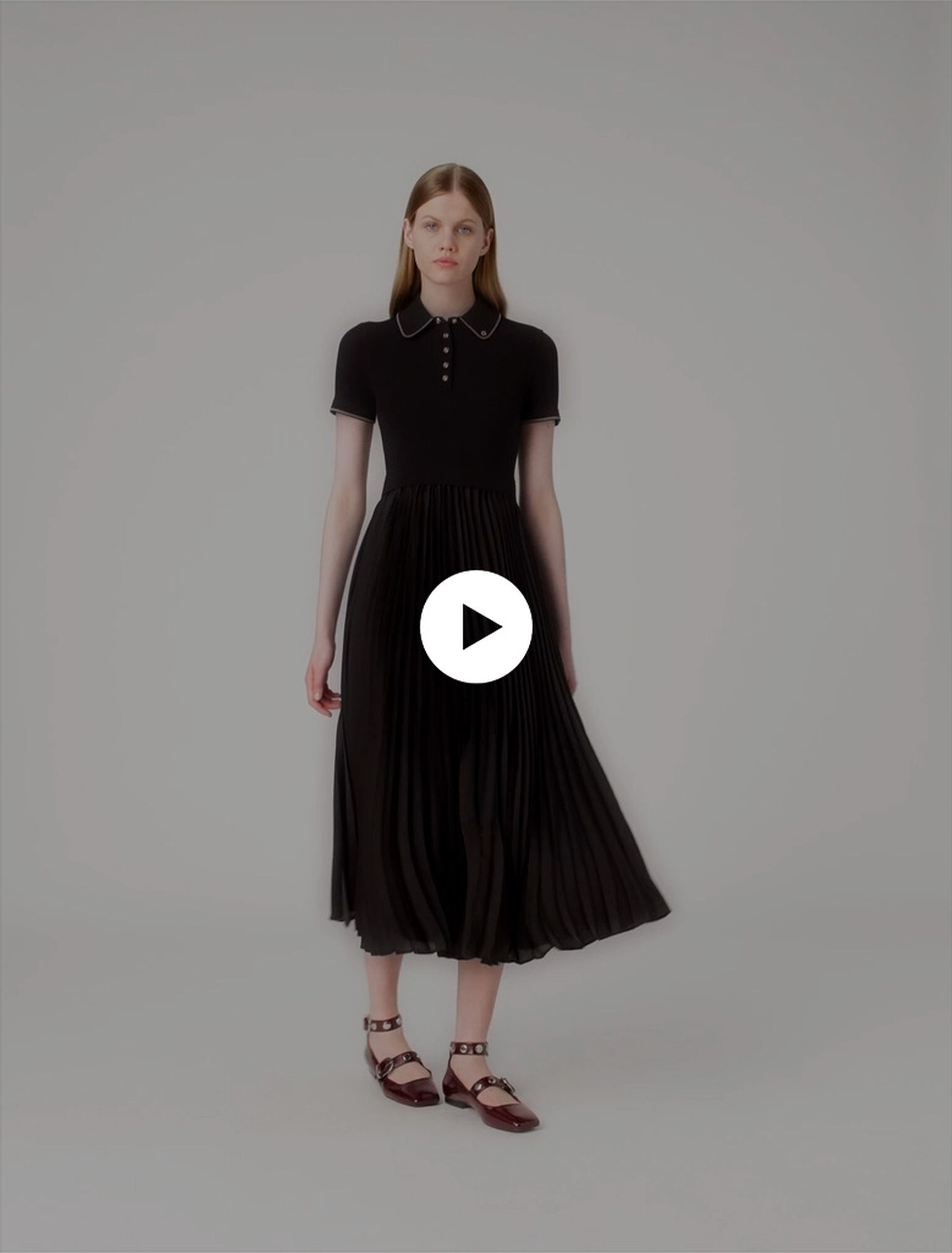 Robe longue plissée avec col polo