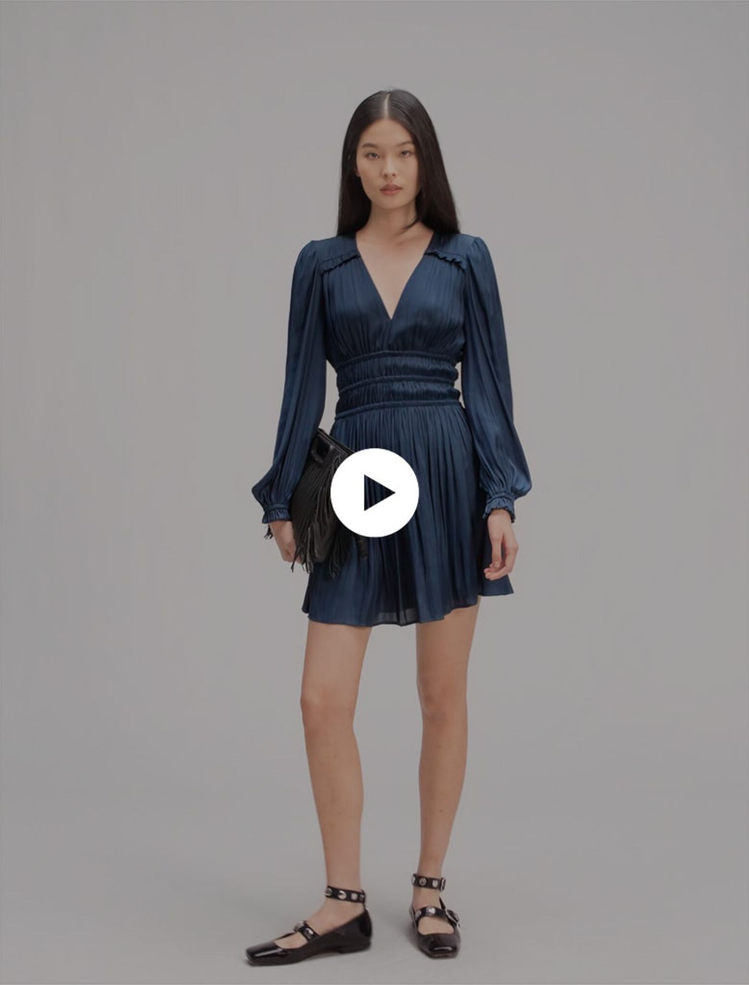 Robe courte satinée à volants