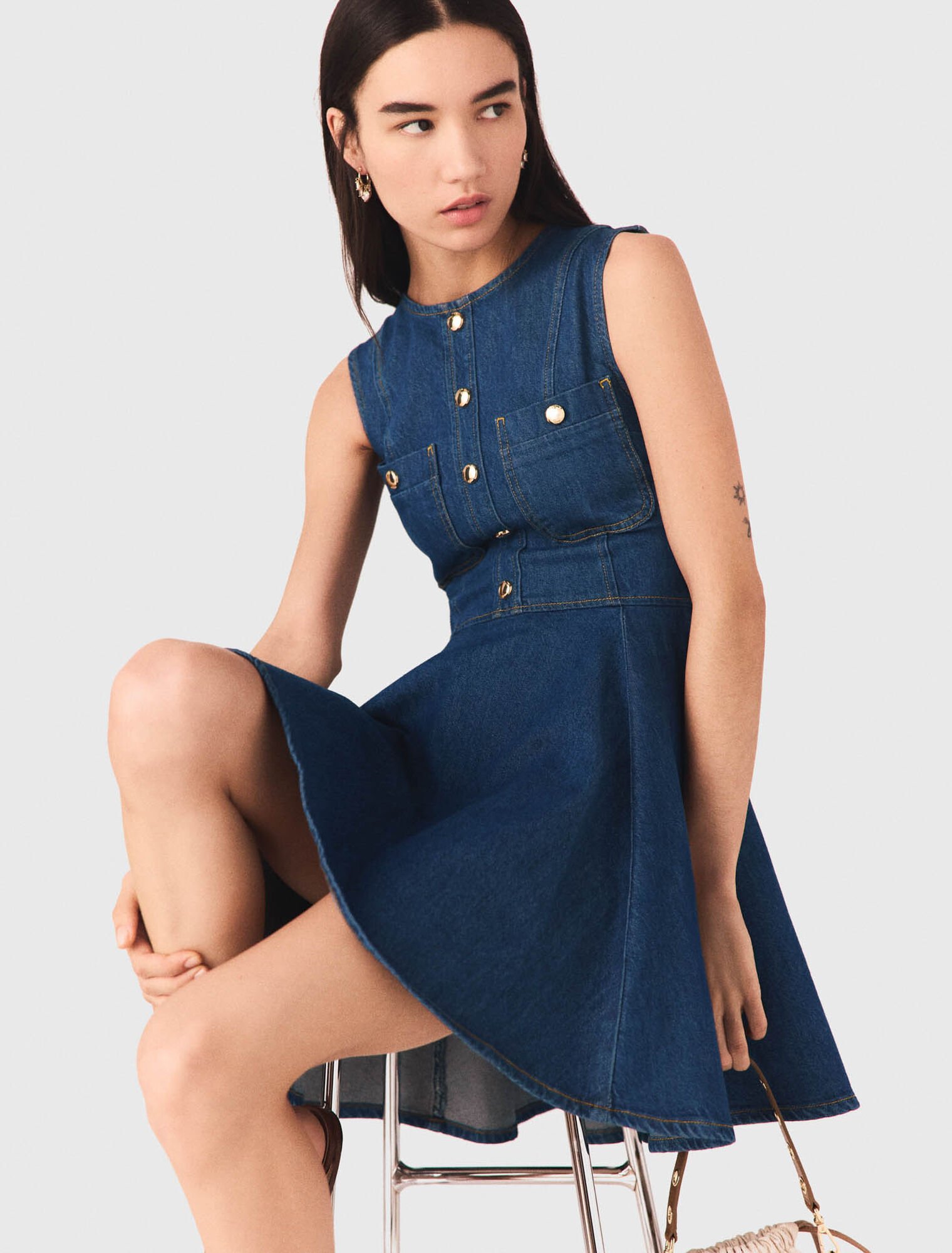 Robe courte en denim &eacute;vas&eacute;e