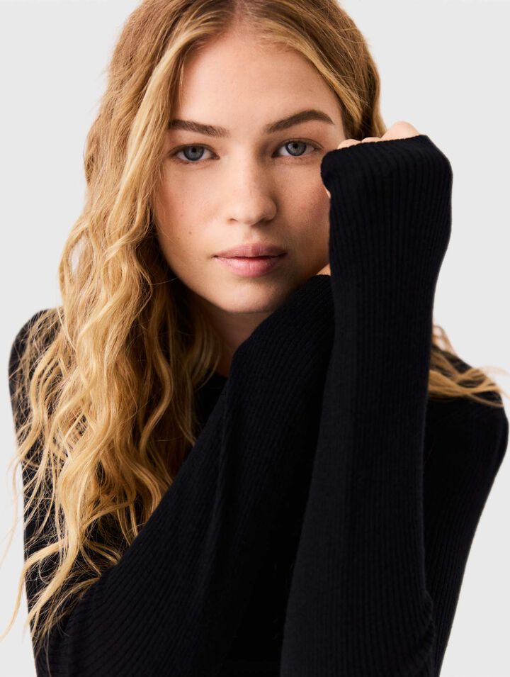 Second-skin round neck jumper