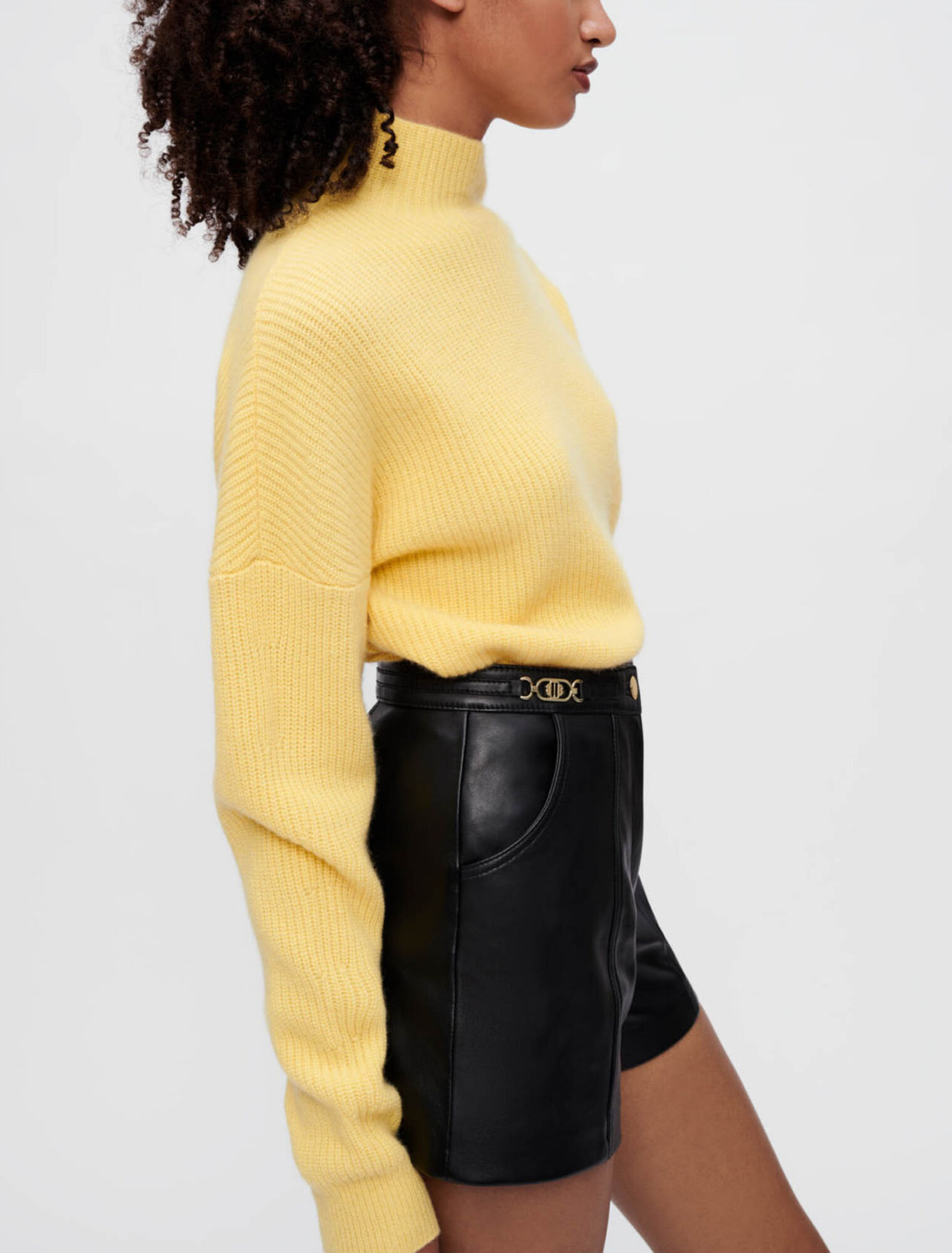 Short en cuir &agrave; m&eacute;talleries dor&eacute;es