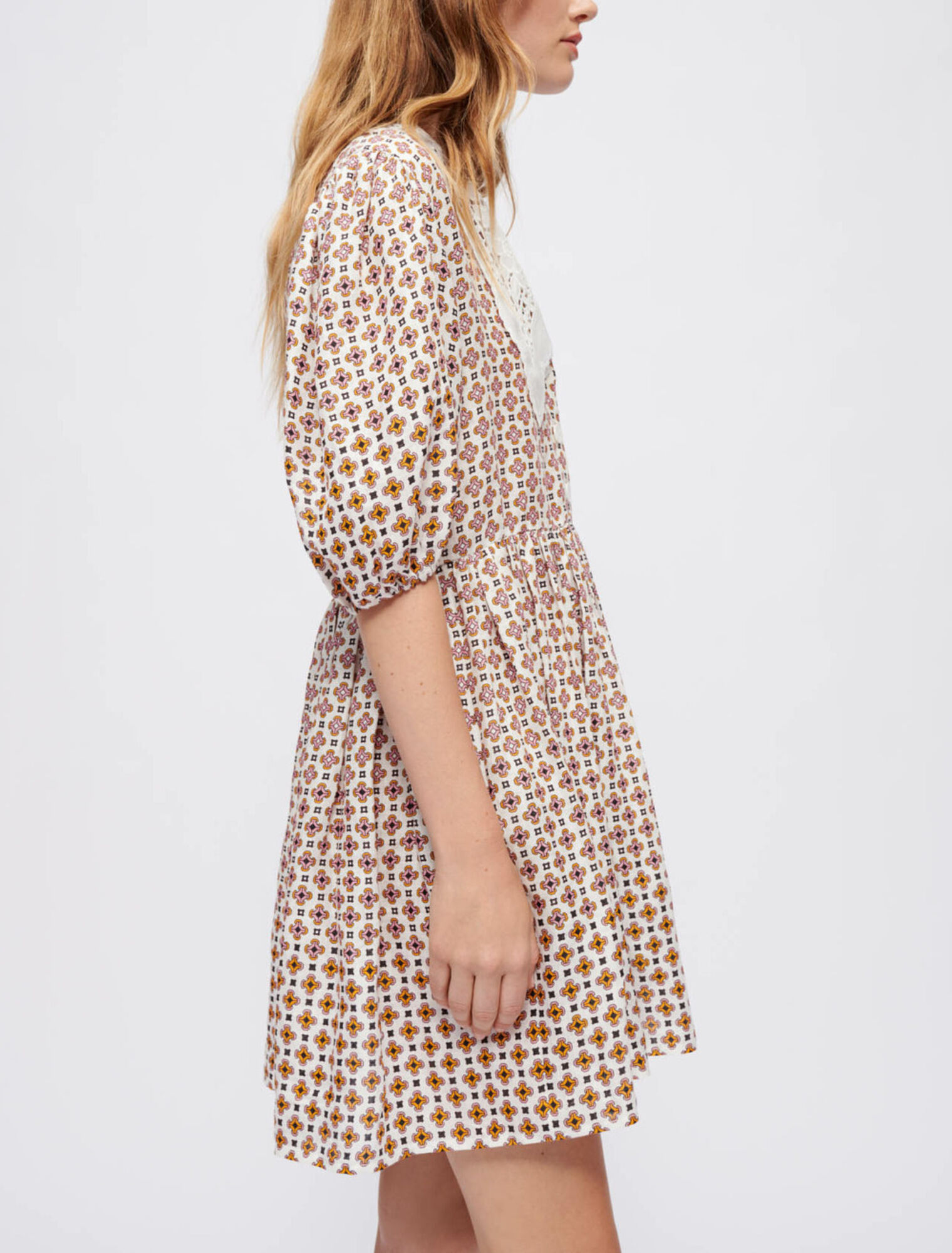Robe en lin imprimé avec un col brodé