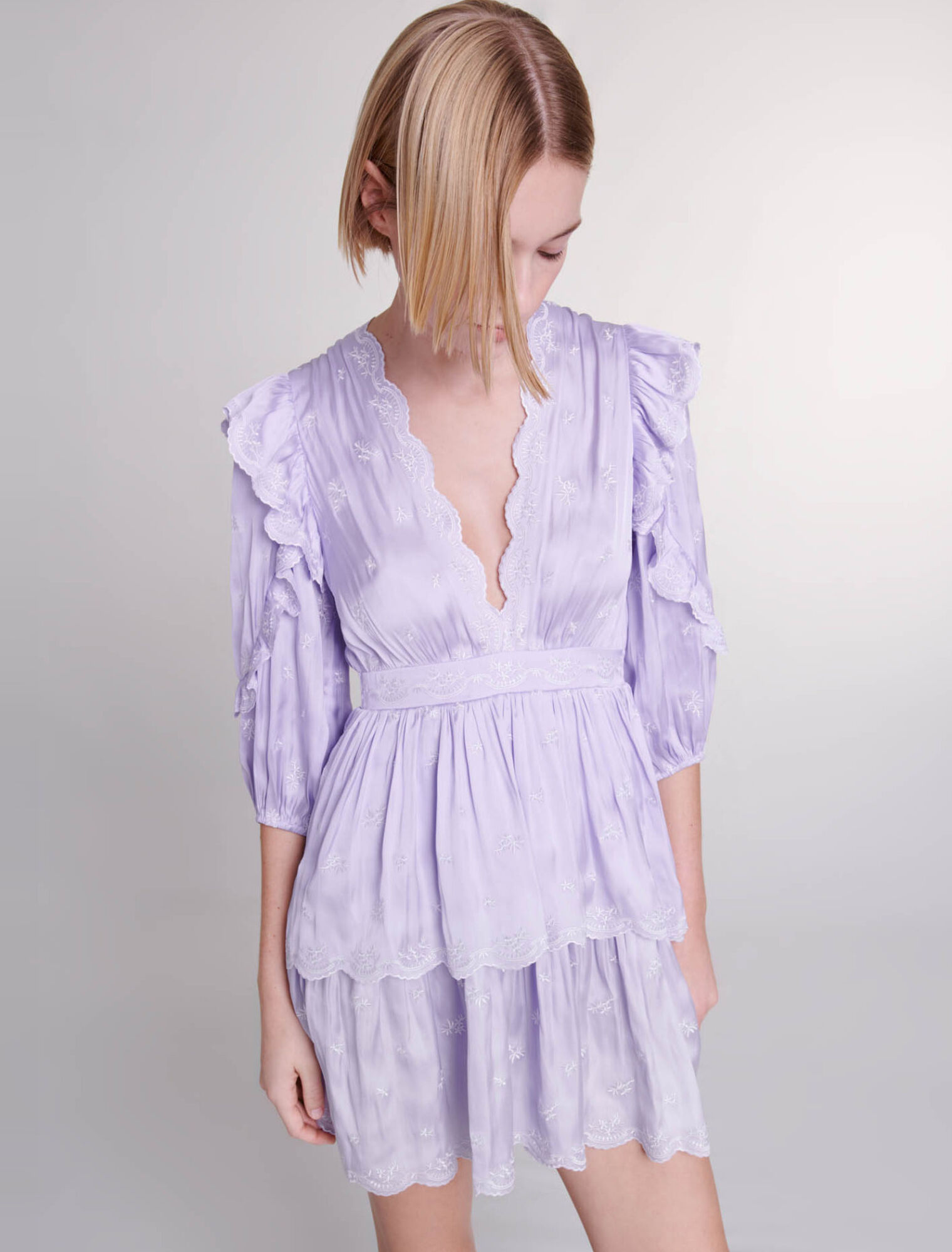 Robe courte satinée brodée