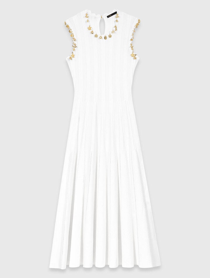 Robe en maille avec bijoux dor&eacute;s