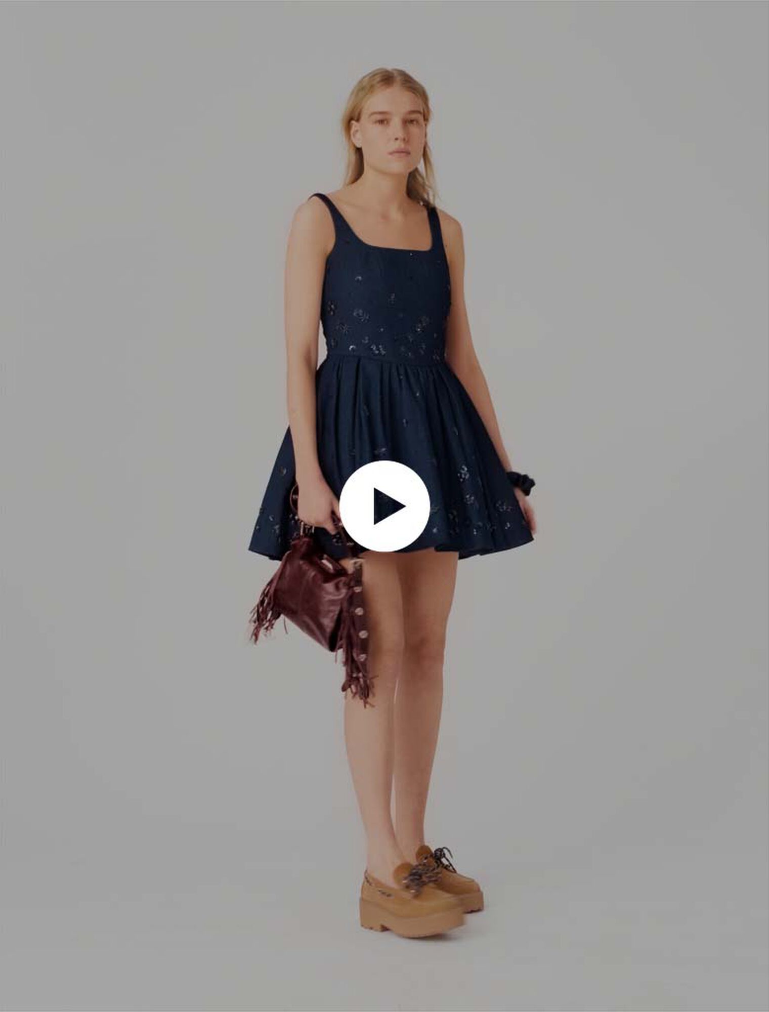 Robe &eacute;vas&eacute;e en denim brod&eacute;