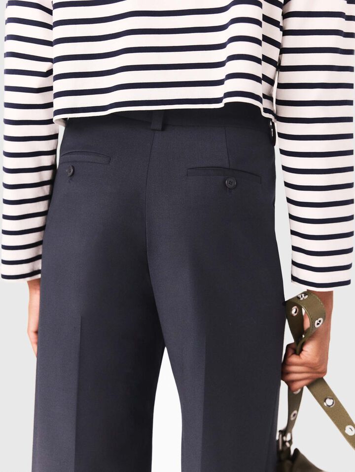 Pantalon tailleur et détails chaine