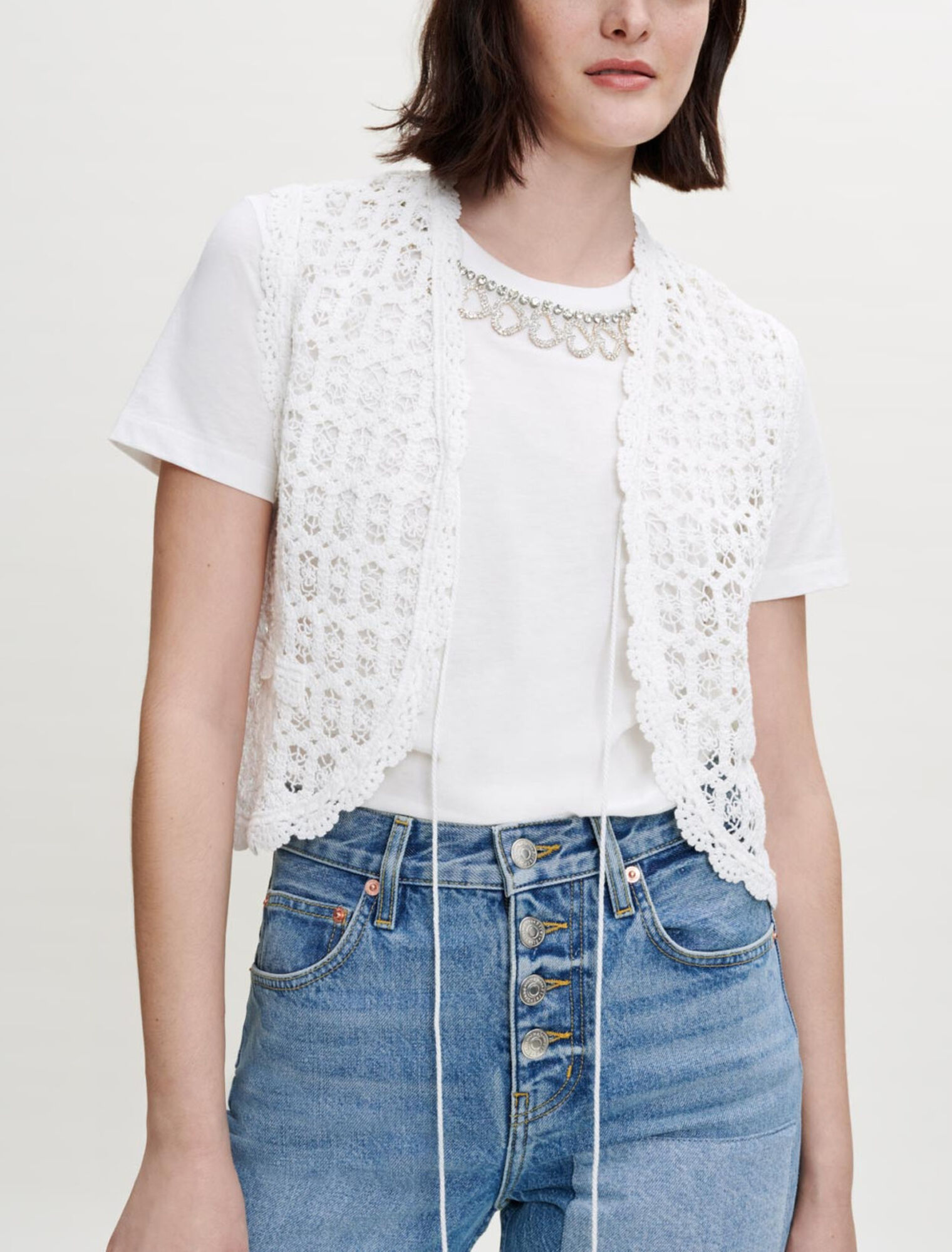 Small sleeveless jacket in guipure