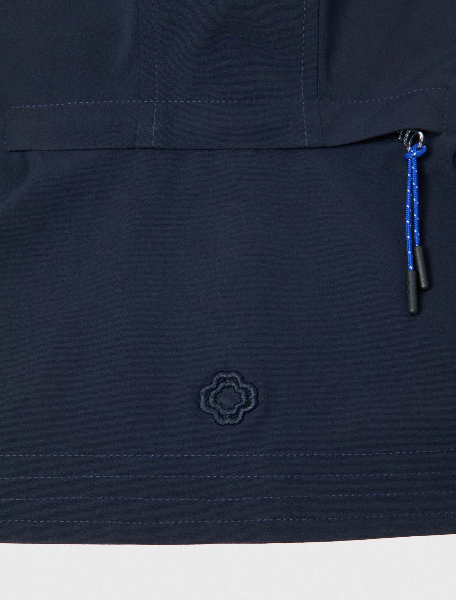 Capuche imperm&eacute;able avec cordons