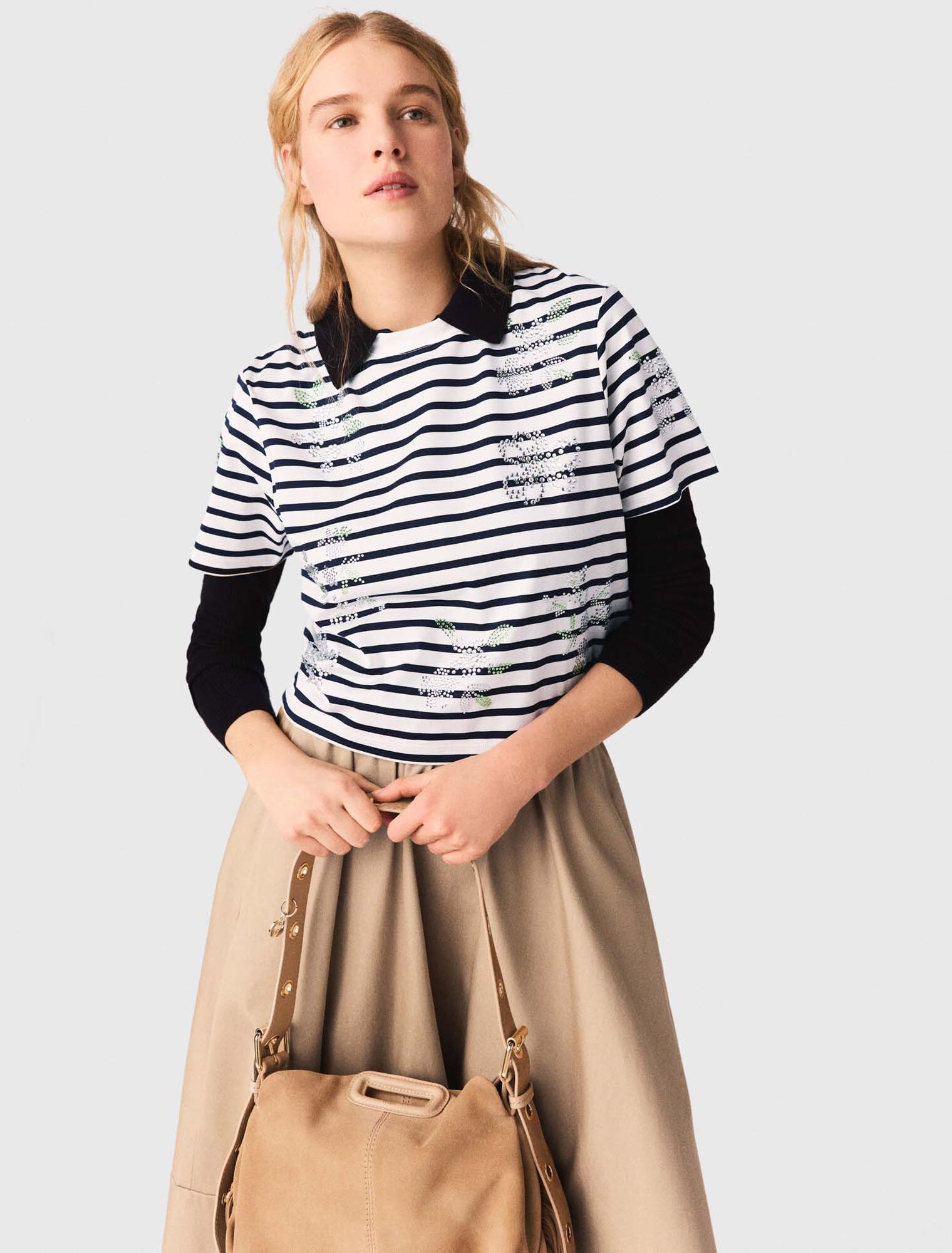 Tee shirt ray&eacute; &agrave; fleurs strass&eacute;es