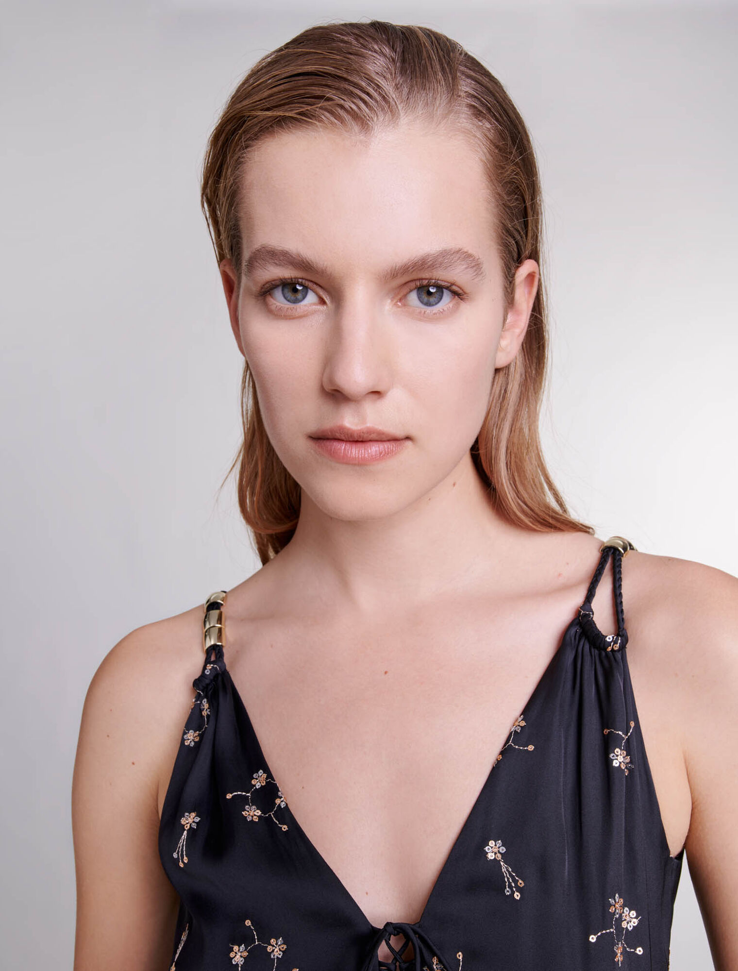 Robe longue brodée à sequins