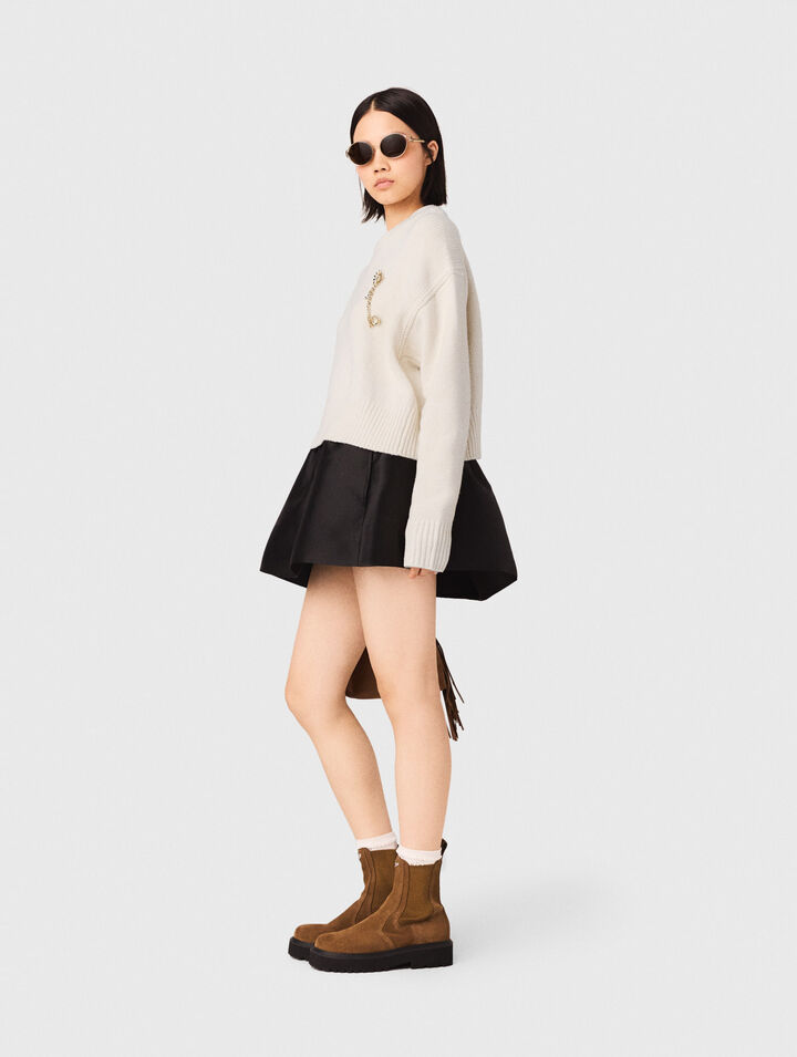 Pull avec broche florale