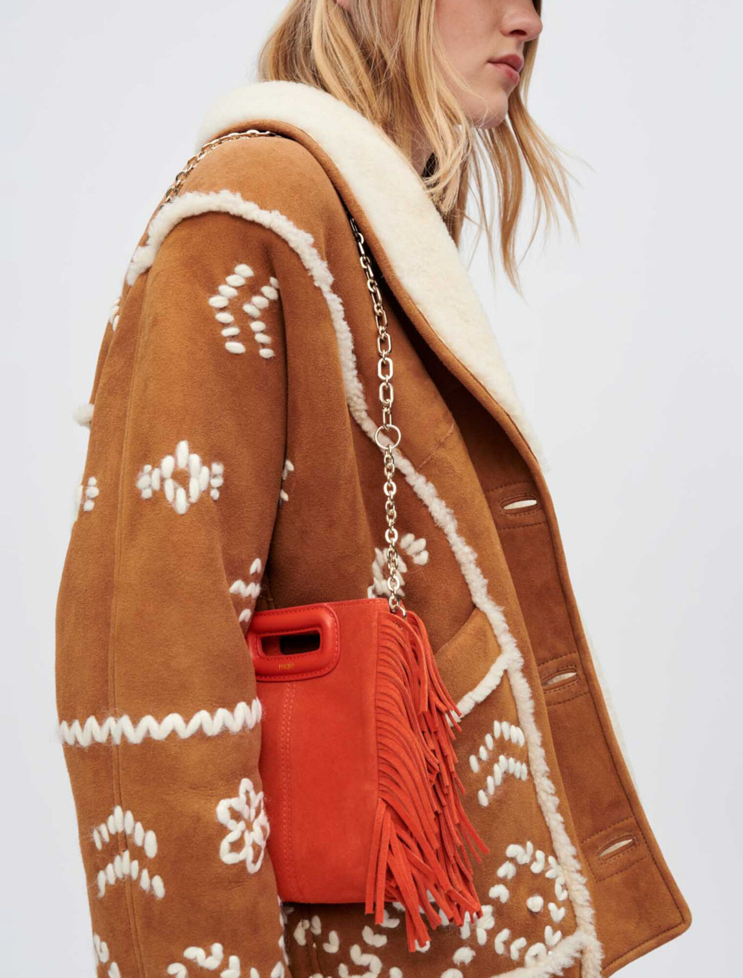 Manteau en peu lainée entièrement brodé