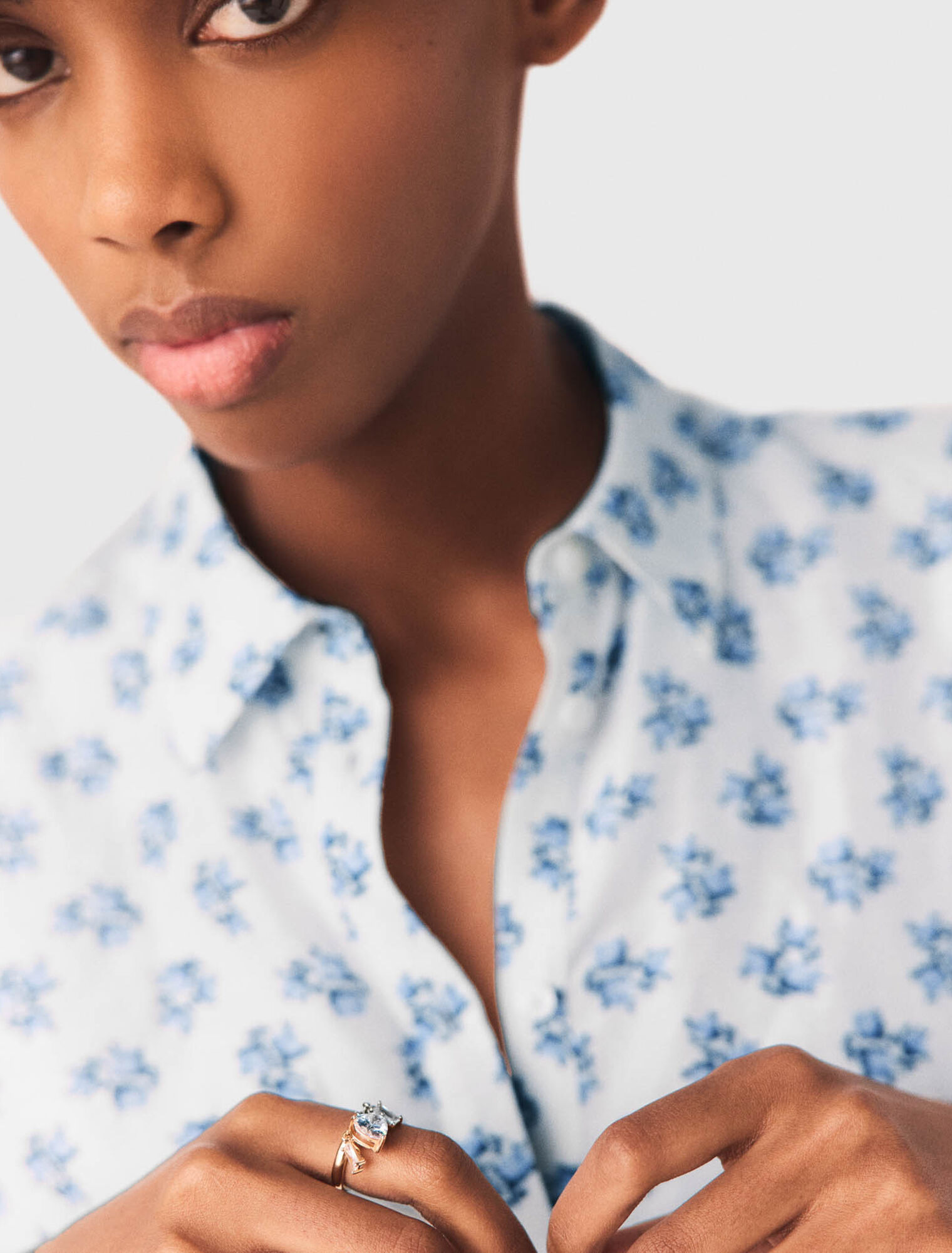 Bague dor&eacute;e &agrave; bijoux strass&eacute;s