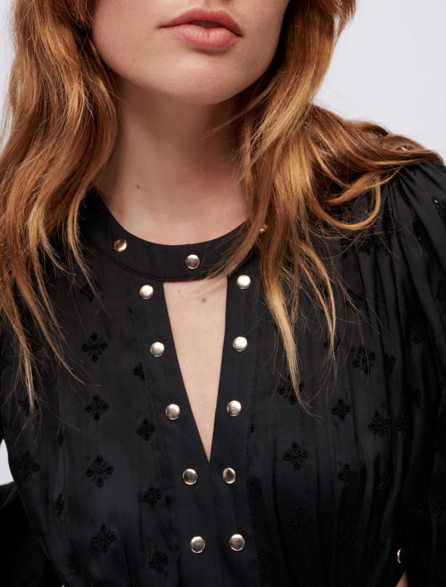 Robe en satin brodé à studs